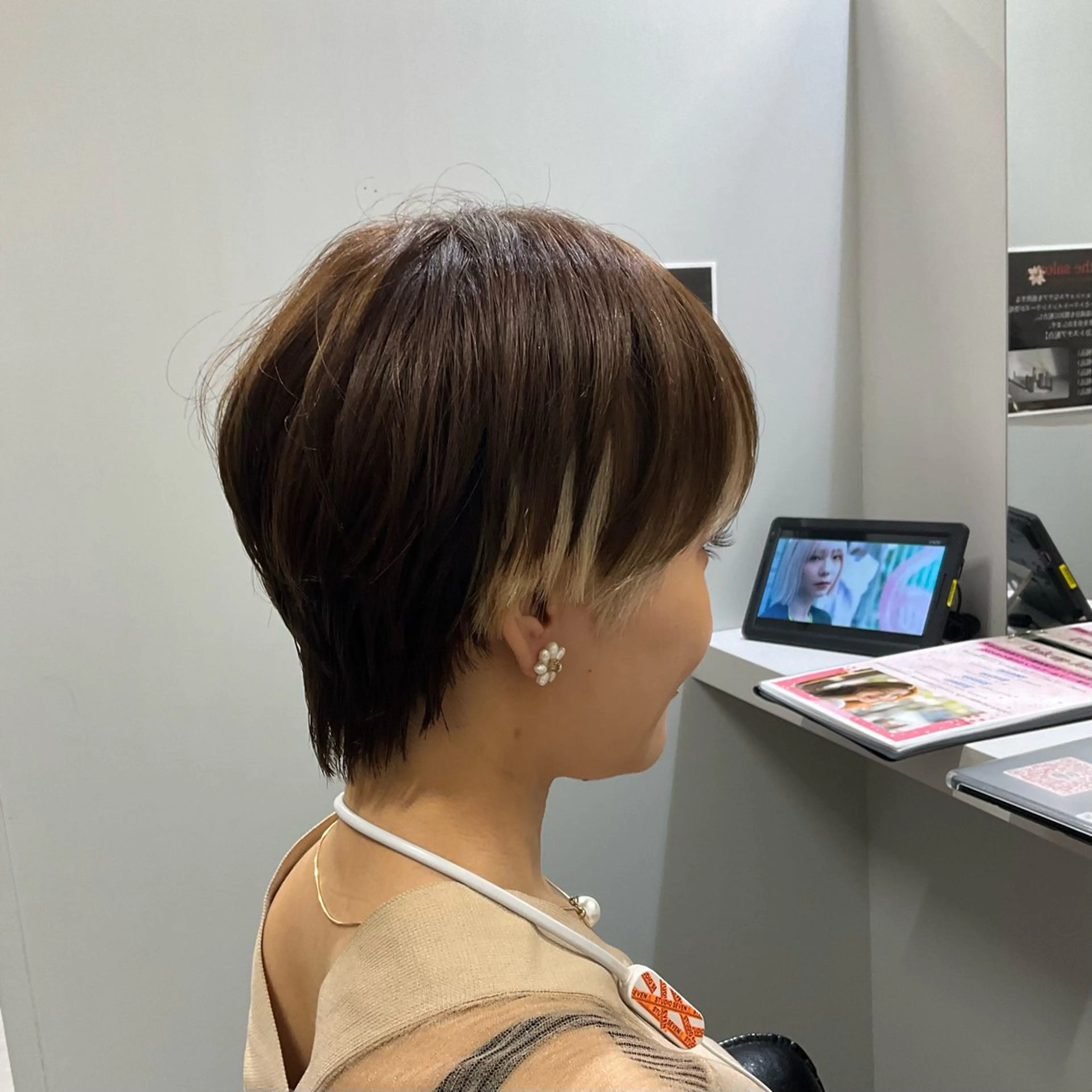 ショート カラー ブロンド インナーカラー ホワイトブロンド くびれヘア ショートヘア カット ヘアカラー がもう ゆいこのヘアスタイル
