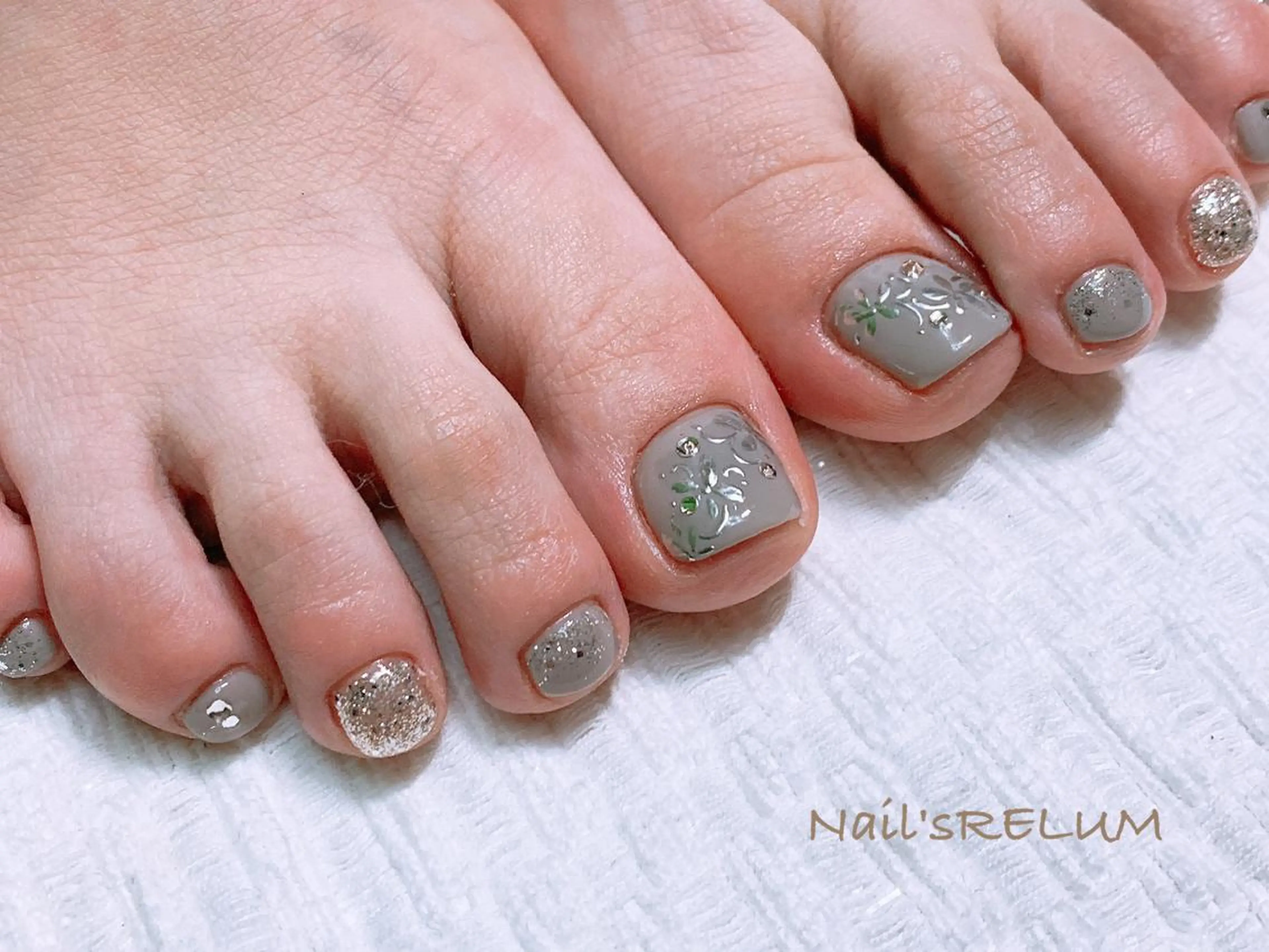 ネイル THECOLORS所属・近貞 莉奈のネイルデザイン