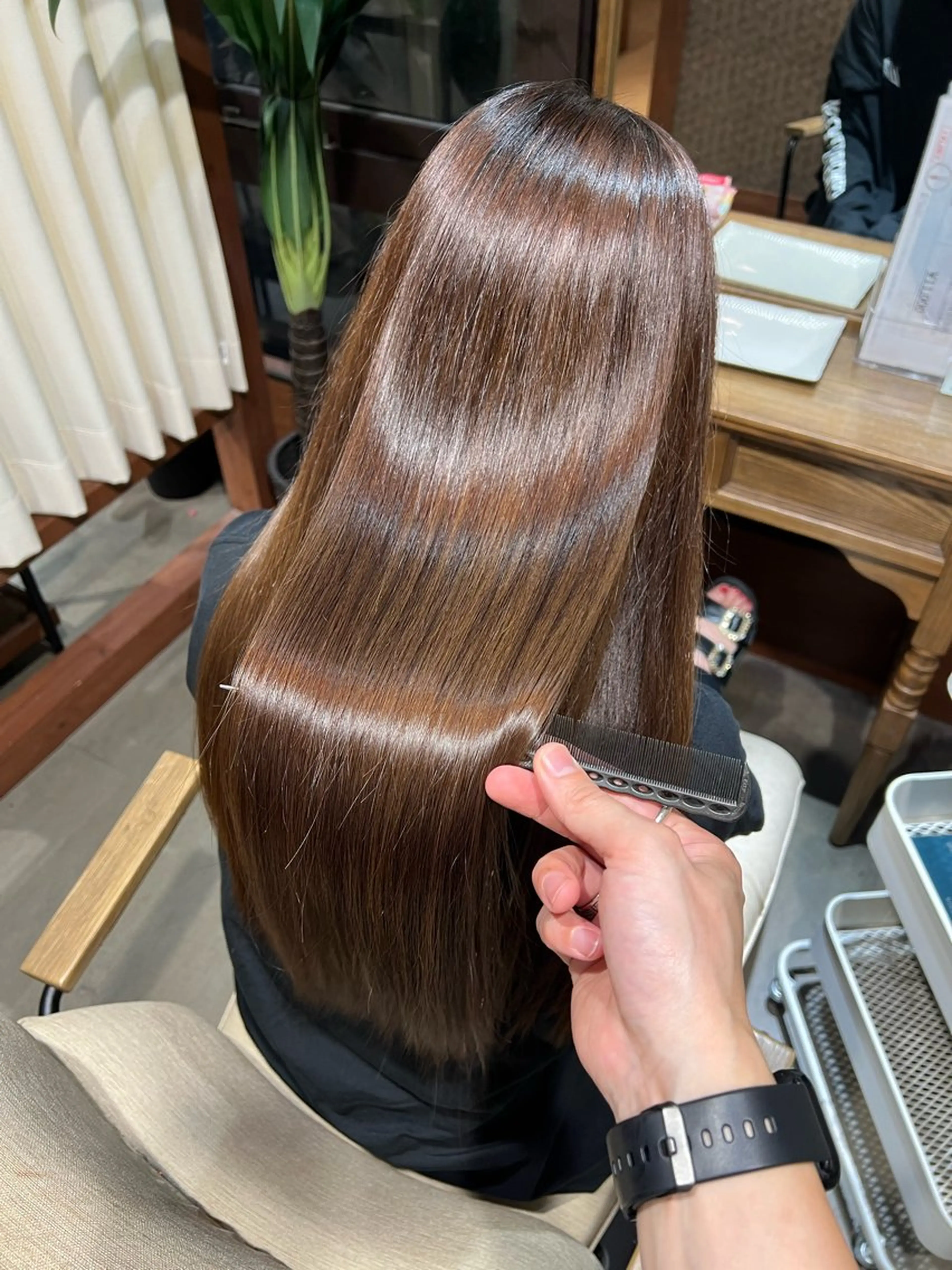 整えカット(五センチ以内)、髪質改善ストレート、サービストリートメントの写真