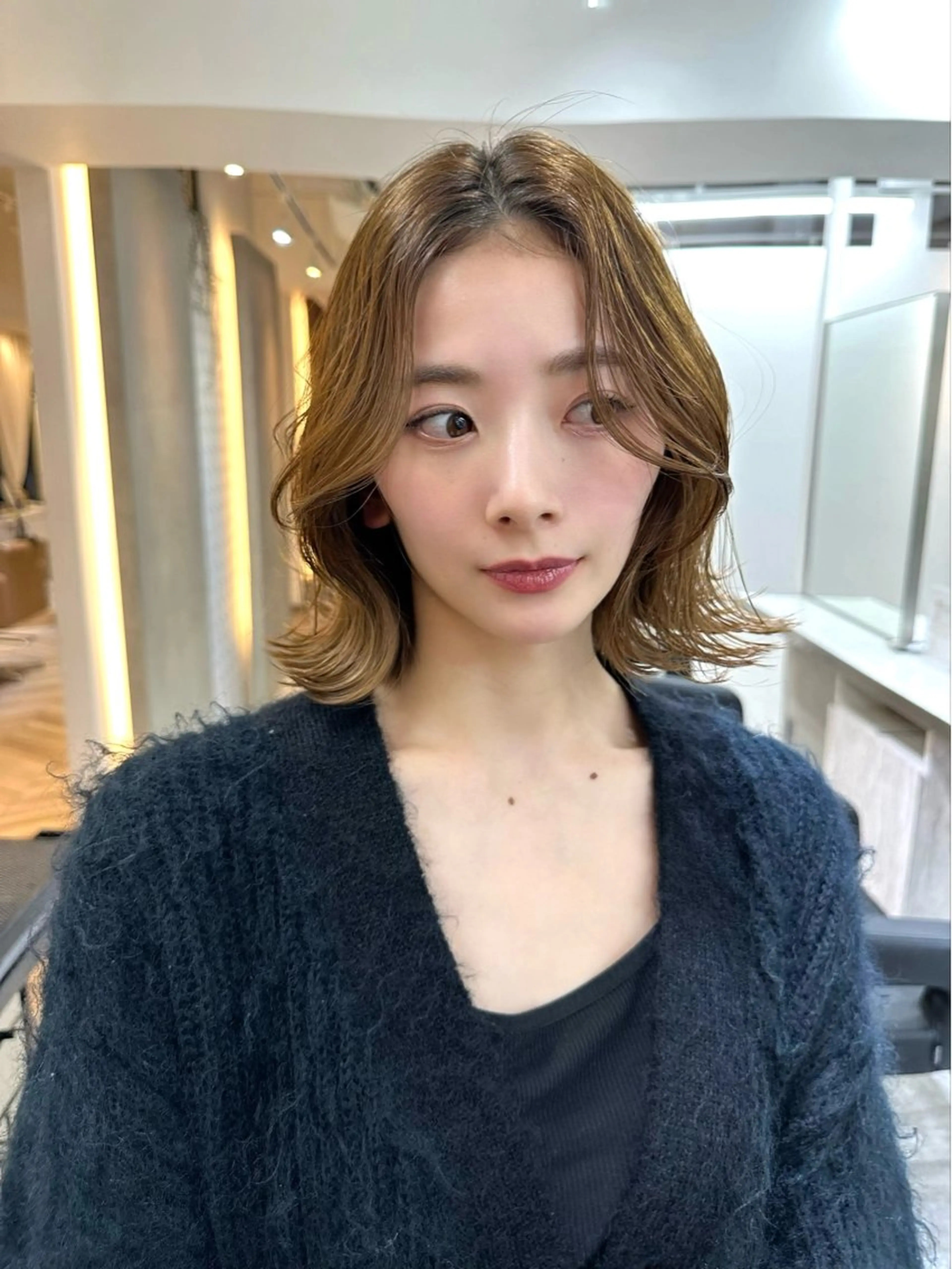 ミディアム カラー カット ヘアカラー トリートメント 艶髪レイヤー顔周り グレージュ添田晃基のヘアスタイル