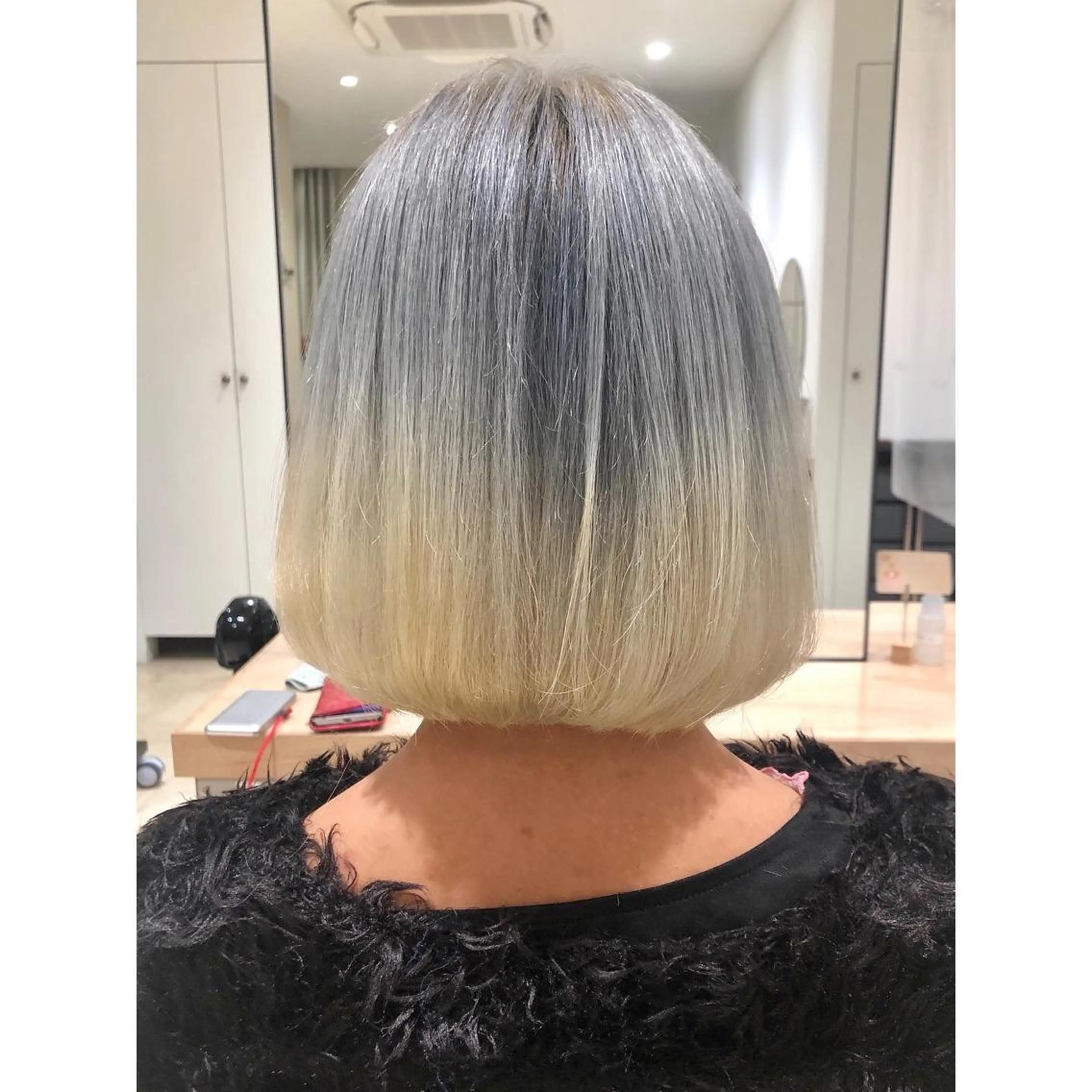 ショート カラー ブリーチ デザインカラー グラデーションカラー シルバー ボブ 推しカラー✨ オタク美容師ユウカのヘアスタイル