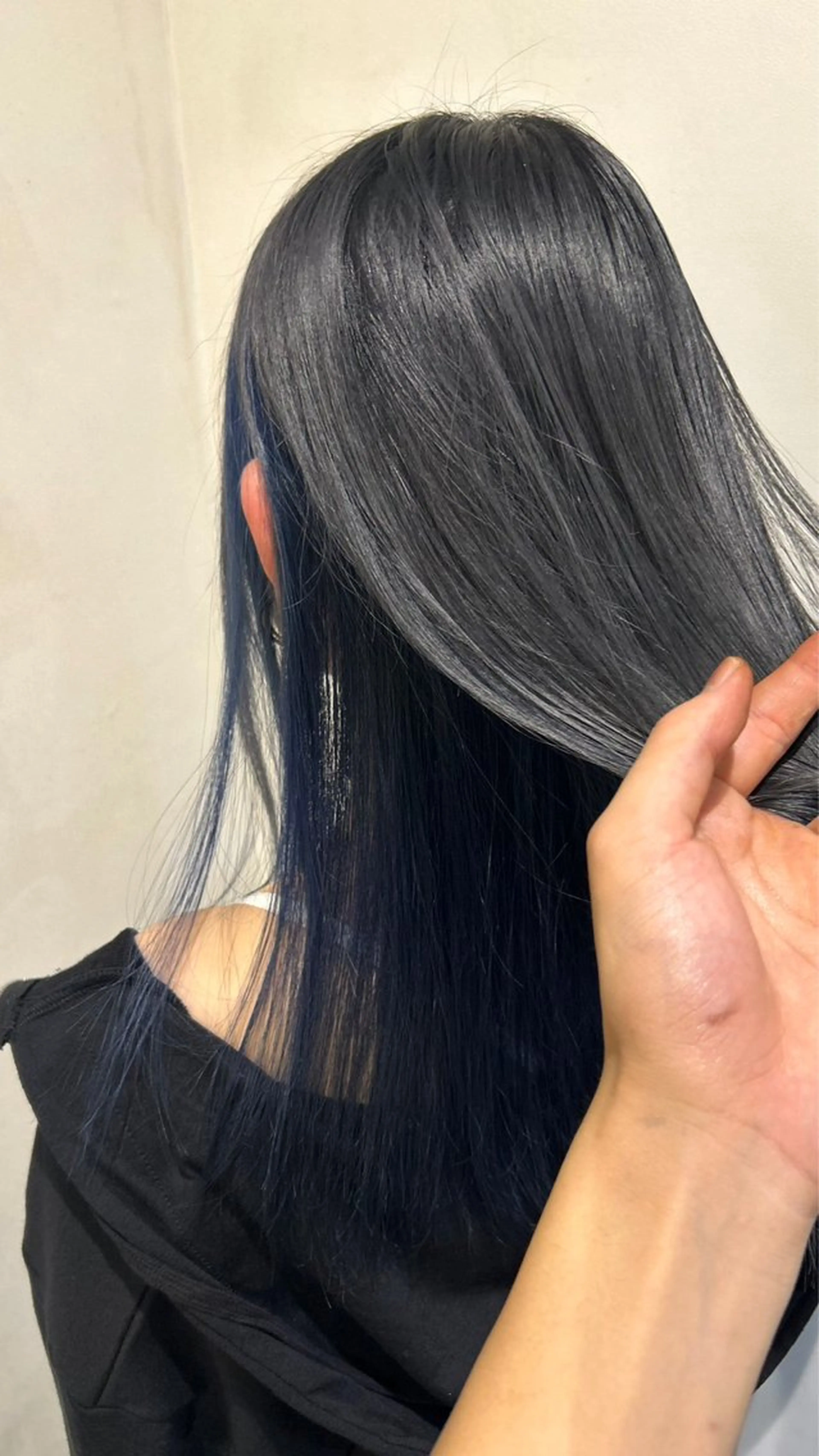 ロング カラー ブリーチ ブルーカラー 透明感カラー トリートメント and Artのヘアスタイル