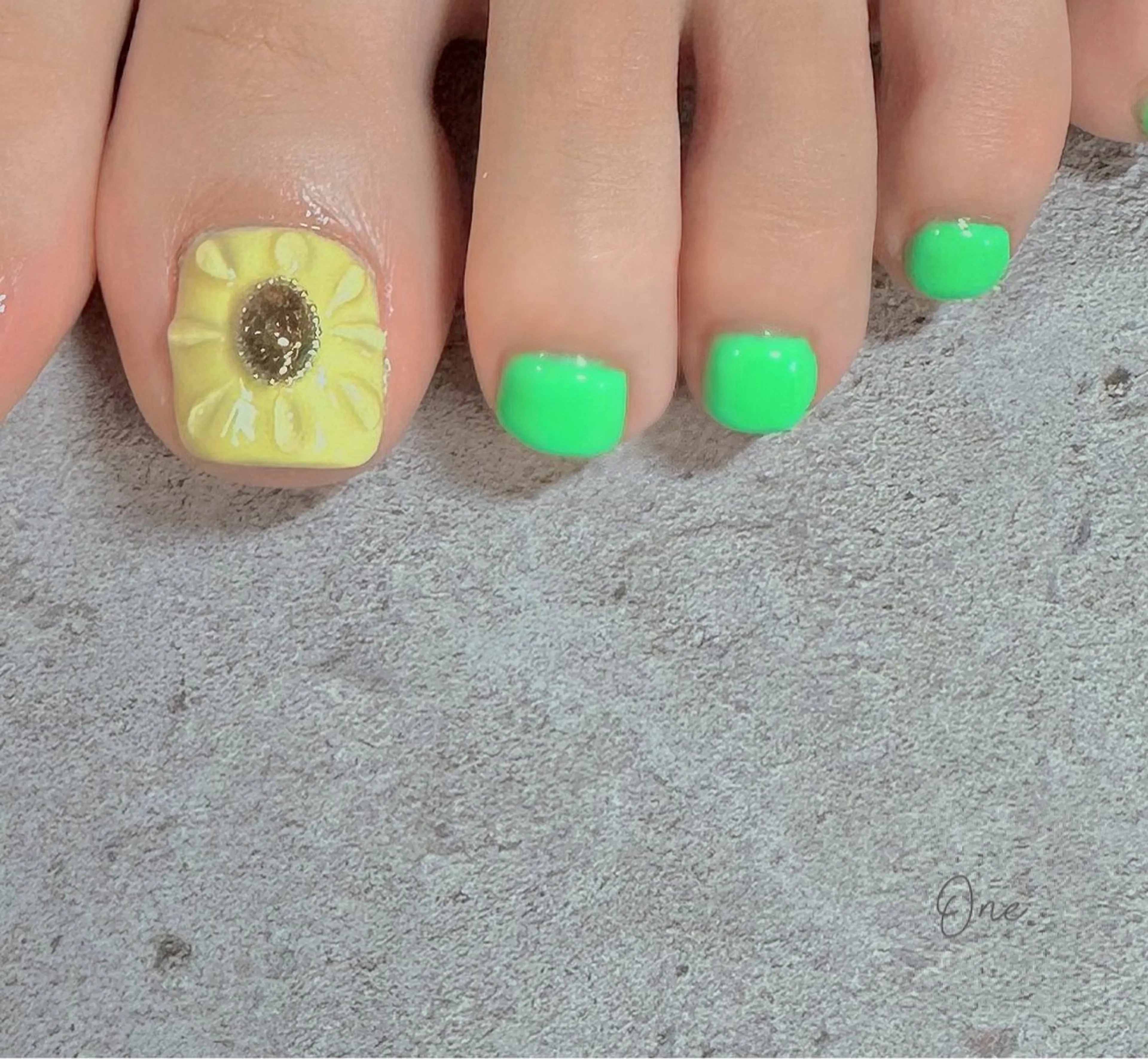 ネイル フットネイル 田中 愛未のネイルデザイン