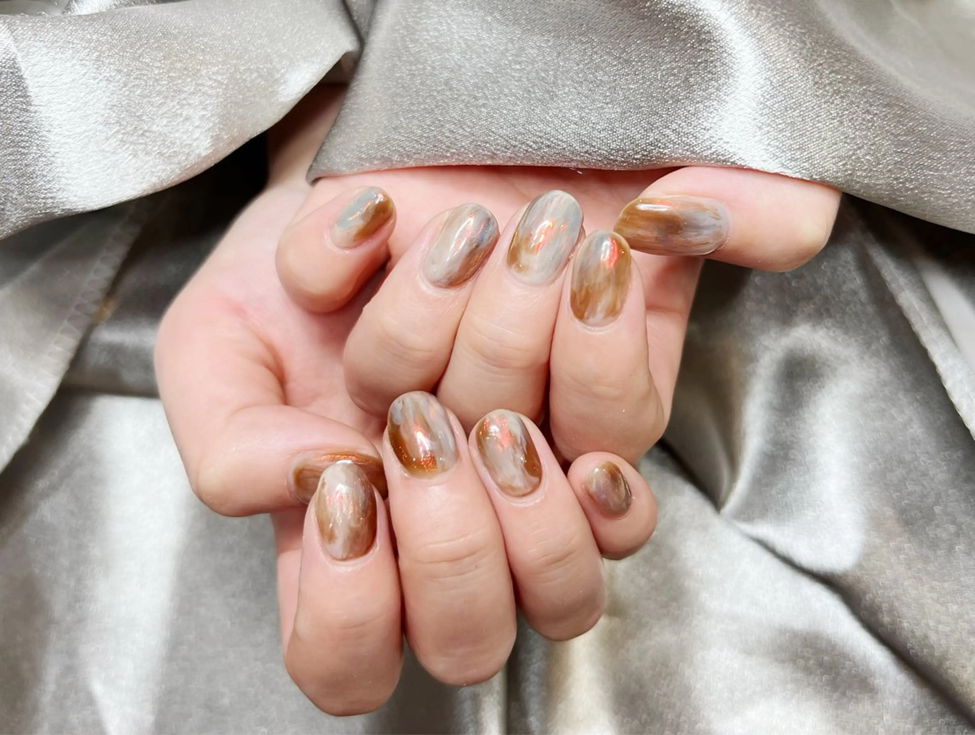 ネイル オーロラネイル シンプルネイル 冬ネイル クリスマス ハンドネイル リボン、ガーリー パーツ放題専門店のネイルデザイン