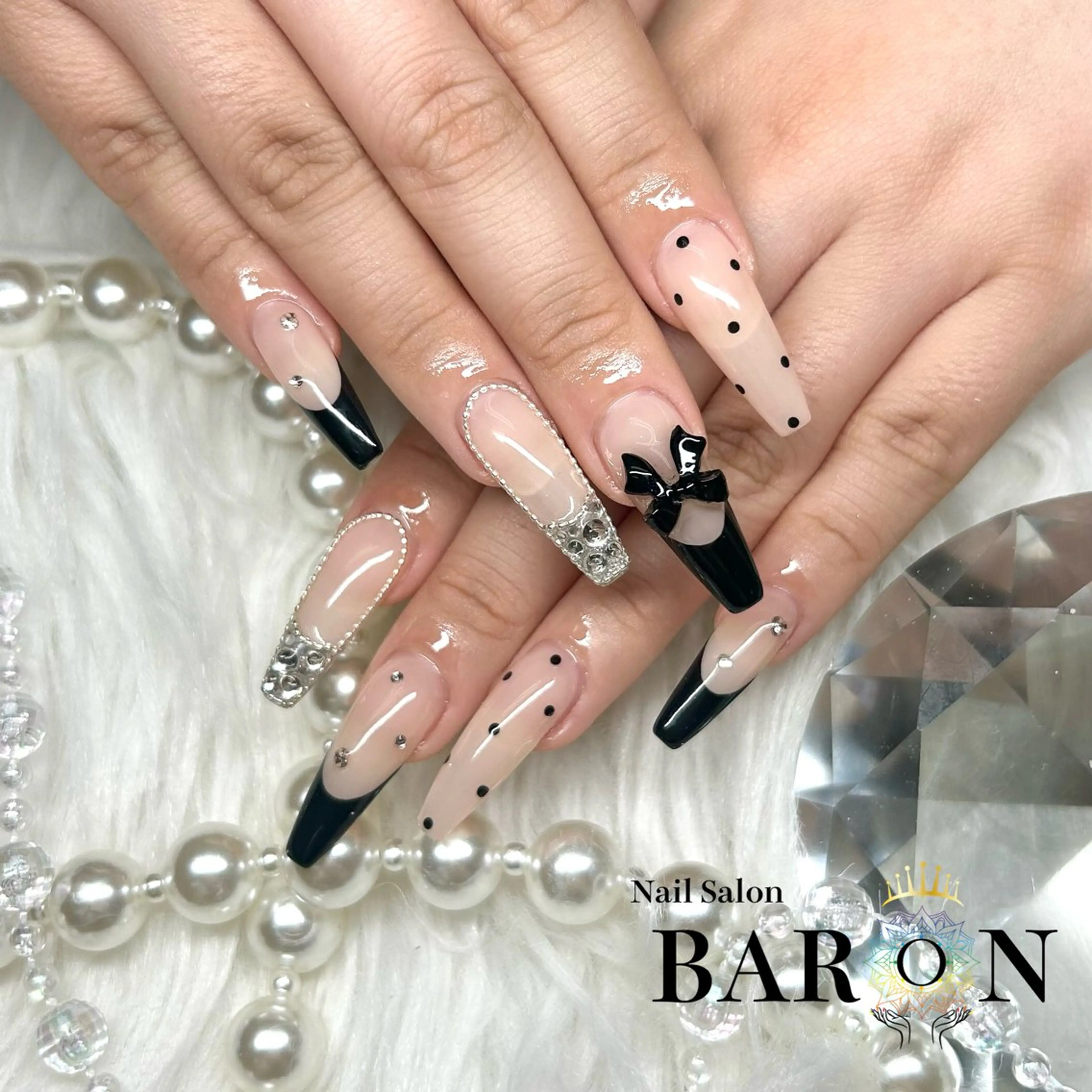 ネイル ドット フレンチネイル ハンドネイル ♛︎BARON♛︎ SUMIRE.のネイルデザイン