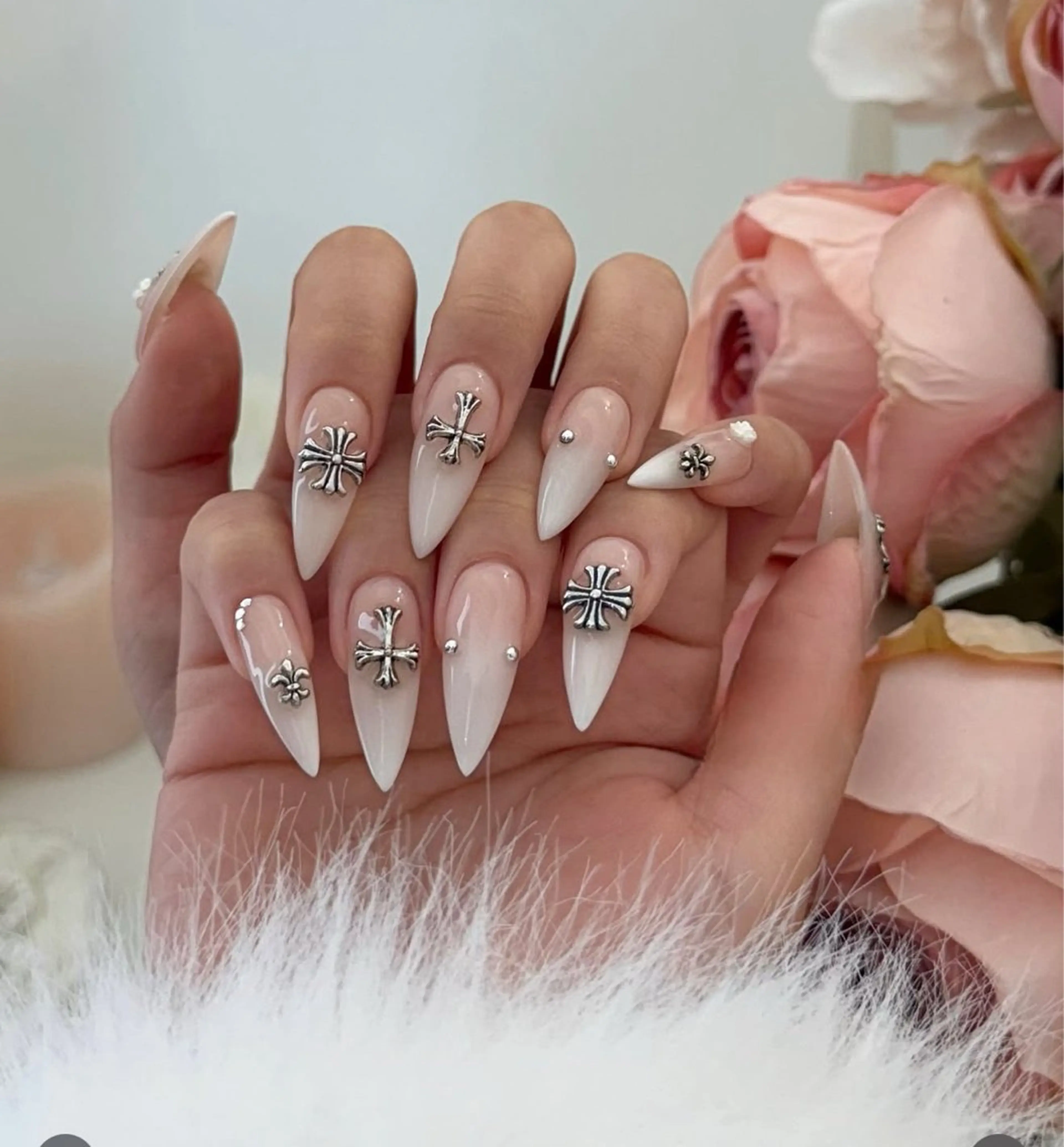 ネイル フラッシュネイル フレンチネイル グラデーション キラキラネイル 韓国ネイル ハンドネイル Lina nail所属・Lunaa 池袋のネイルデザイン