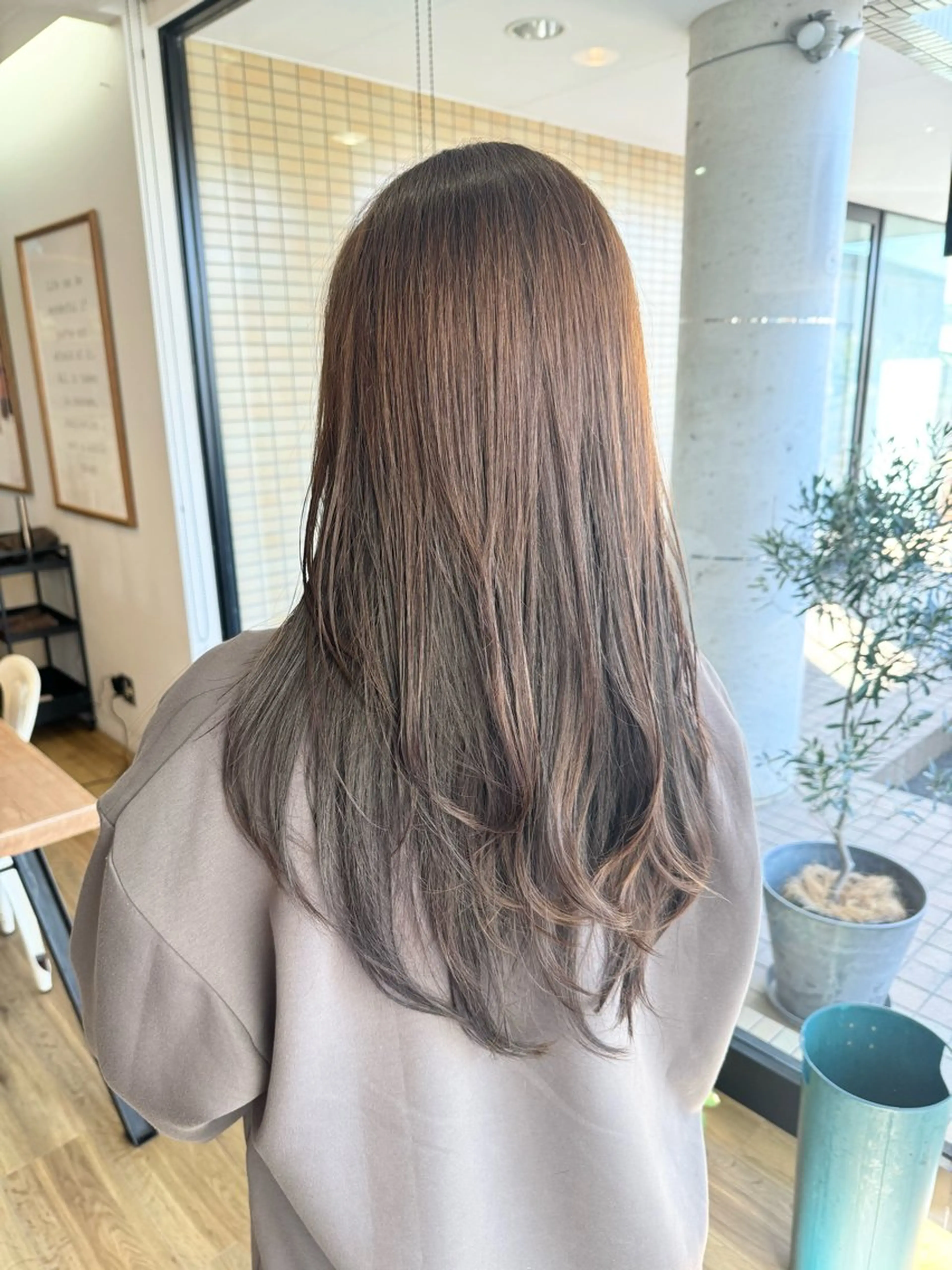 ロング カラー グレージュ オリーブグレージュ オリーブグレー カット ヘアカラー トリートメント ツキダテ ユイのヘアスタイル