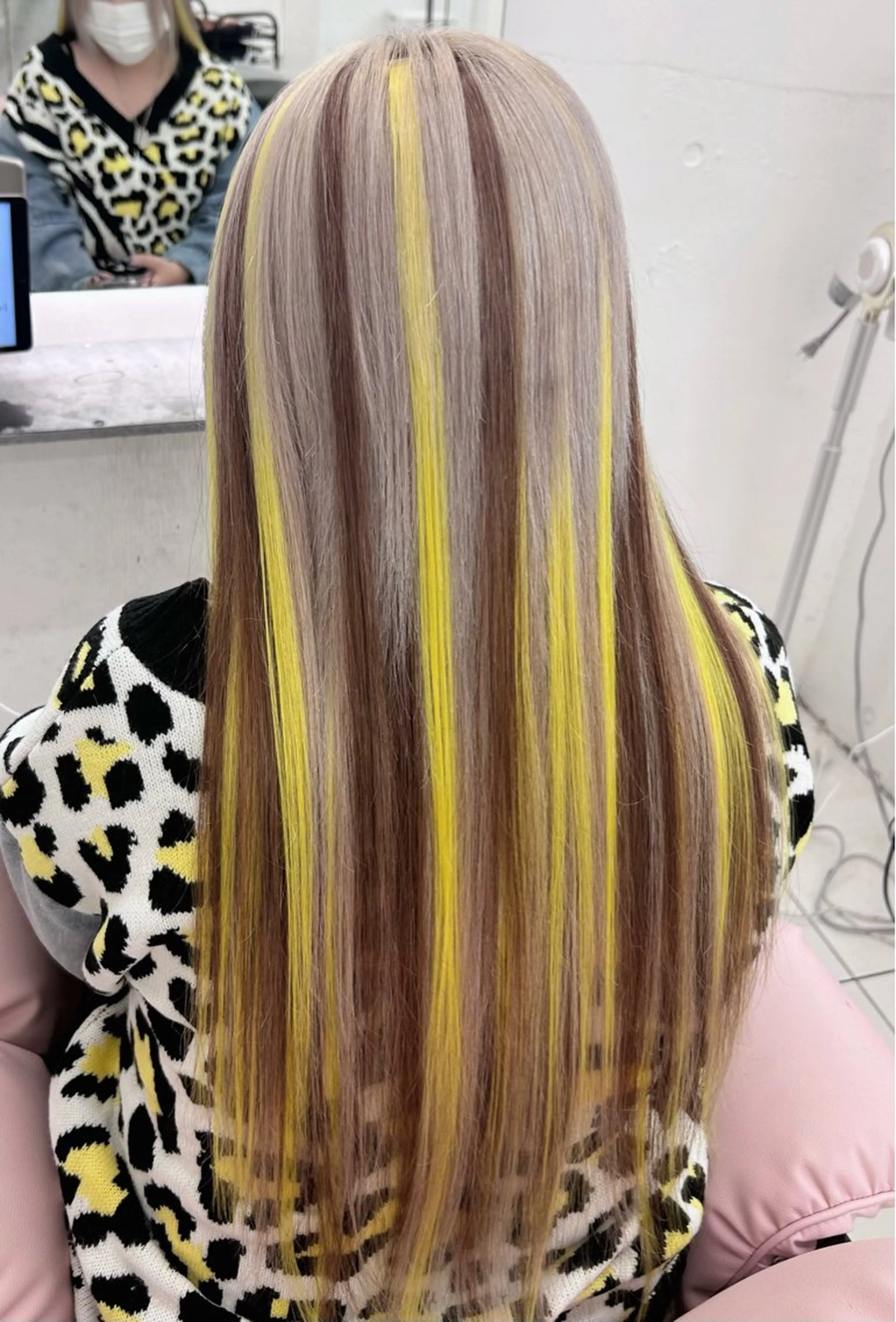 ロング イエローカラー エクステ 三尾 樺緒のヘアスタイル