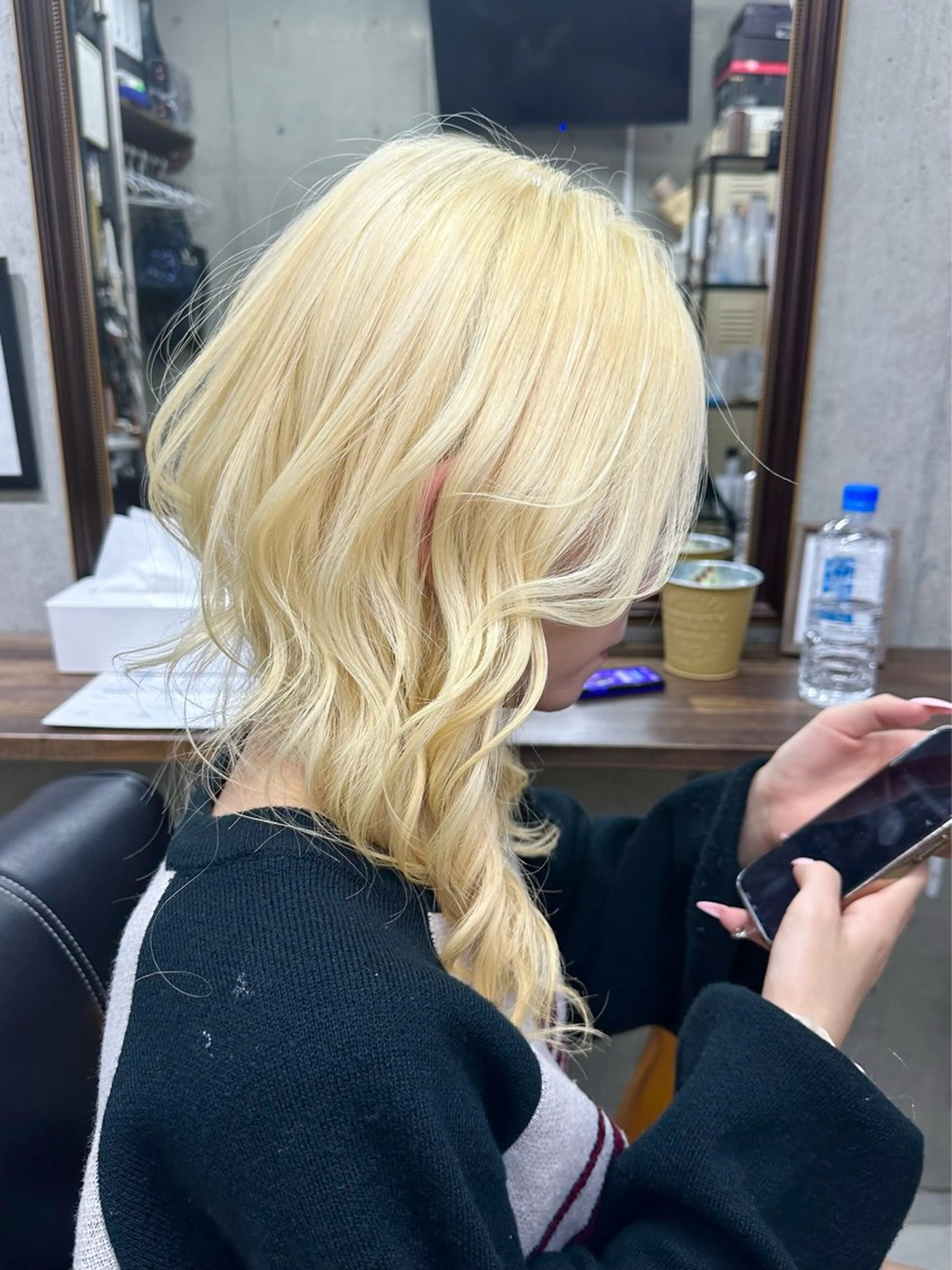 セミロング カラー 抜きっぱなしブロンド ブロンド ヘアカラー 名古屋のピンク好き かずくん🦩のヘアスタイル