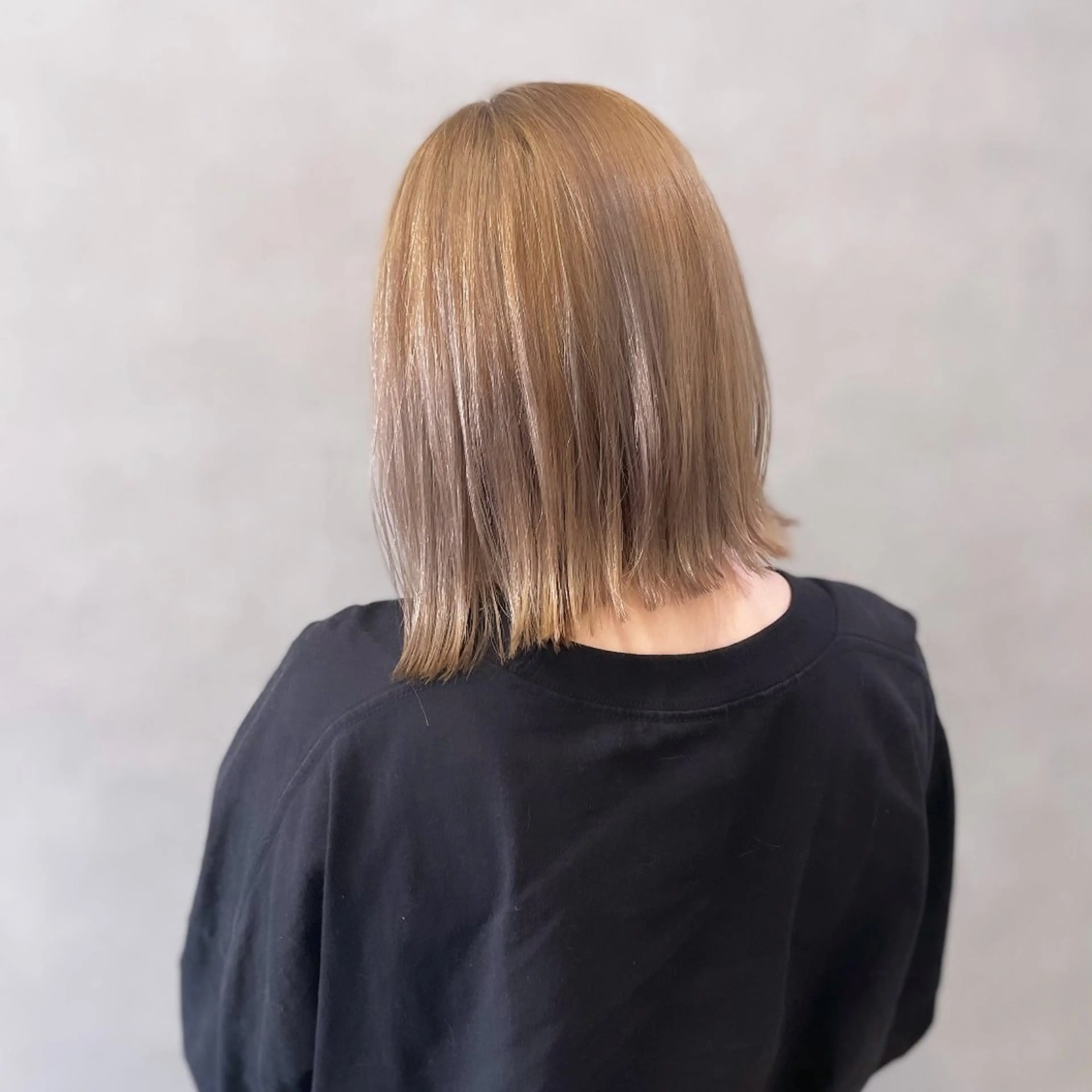 ミディアム カラー ボブレイヤー ベージュカラー ブリーチ ミルクティーベージュ ボブ カット ヘアカラー Rui/透明感カラー 暖色/レイヤーカットのヘアスタイル