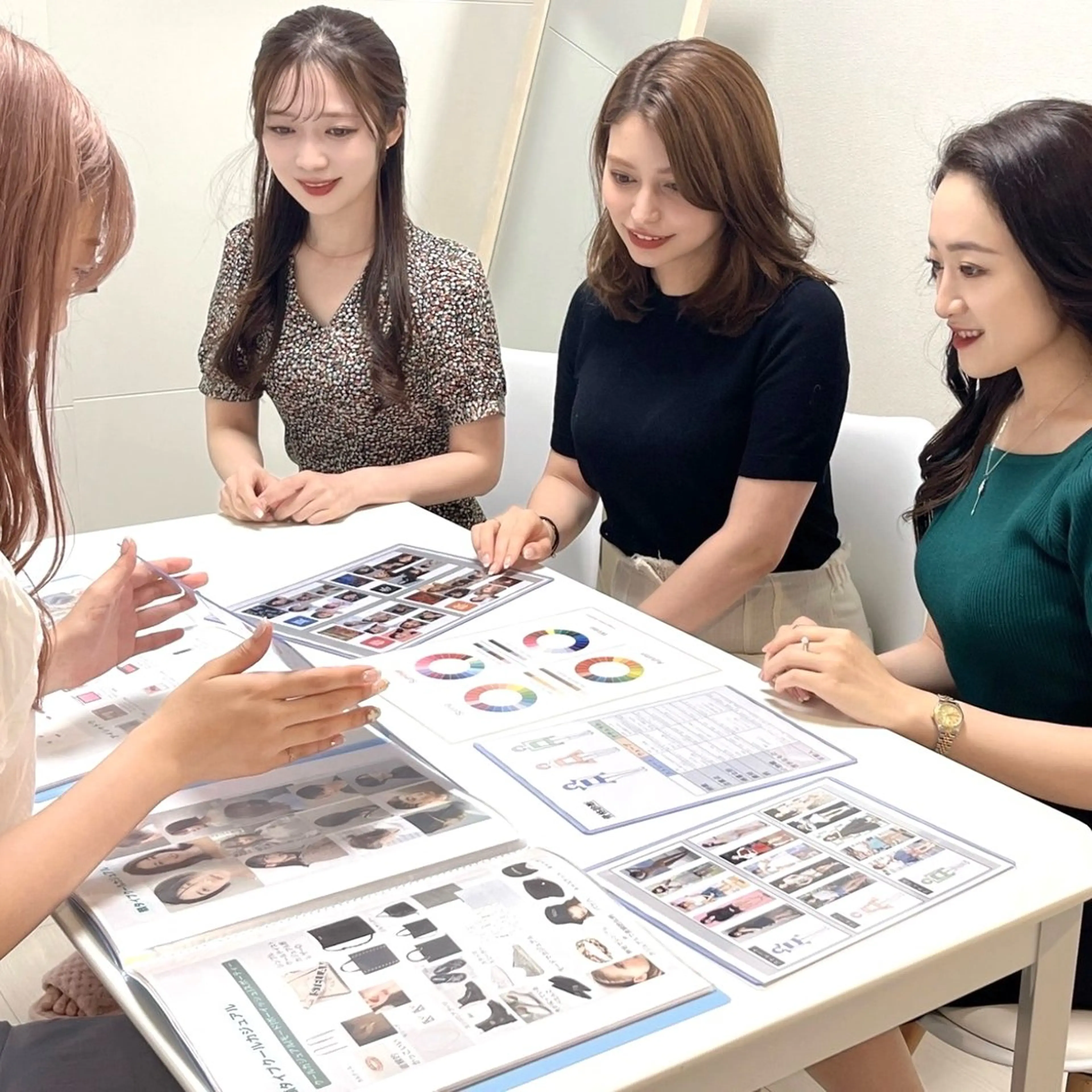 【3人割】パーソナルカラー  1人¥8500→¥7500〈最大¥7000〉ベストコスメ15点◆全世代◎の写真