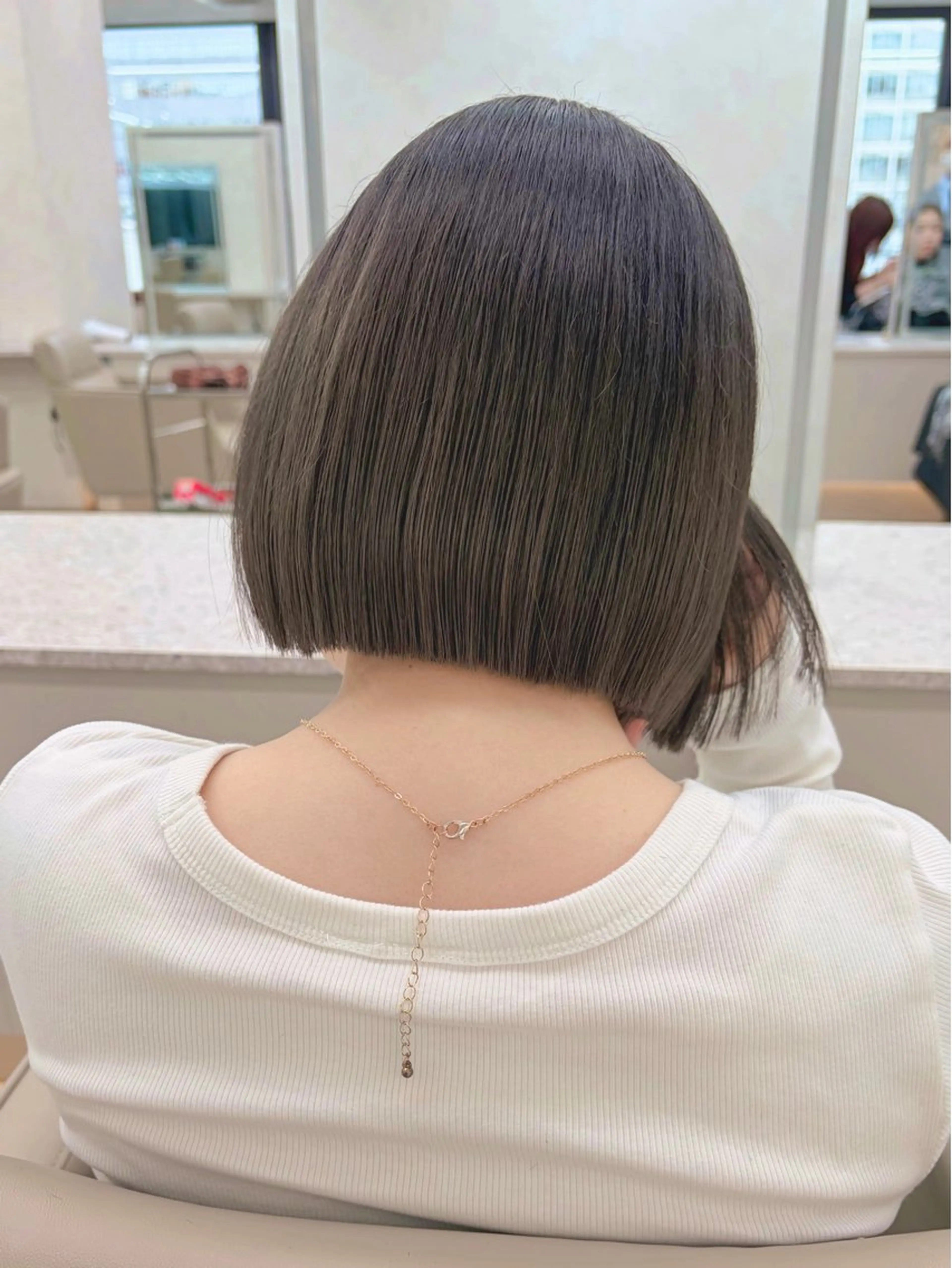 ミディアム カット 縮毛矯正 切りっぱなしボブイヤ リングカラー清水隆央のヘアスタイル