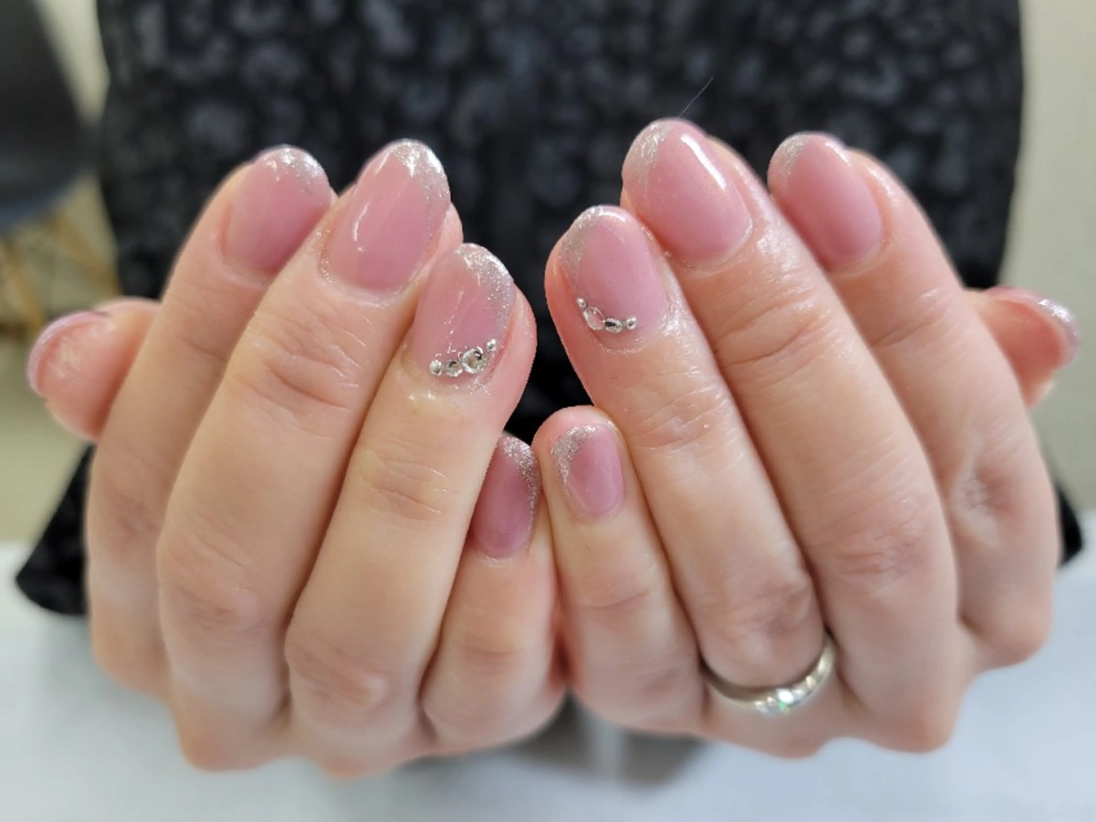 ネイル アートネイル ラメ(グリッター) ピンク シルバー アンビアンテ浦和店所属・アンビアンテ 🐰 大山のネイルデザイン