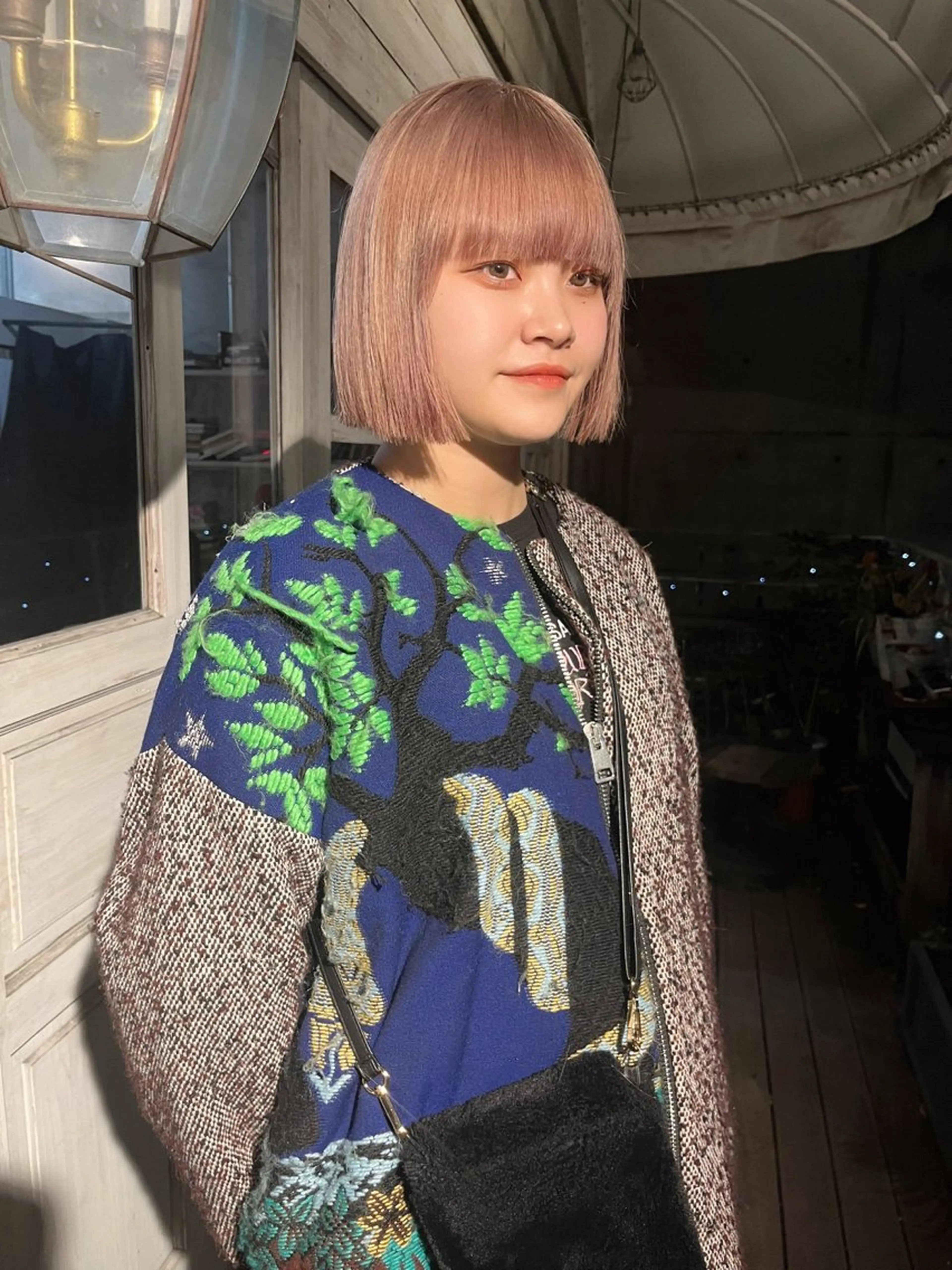 ミディアム カット ヘアカラー トリートメント ハイトーン/顔まわり レイヤー/YUKAのヘアスタイル