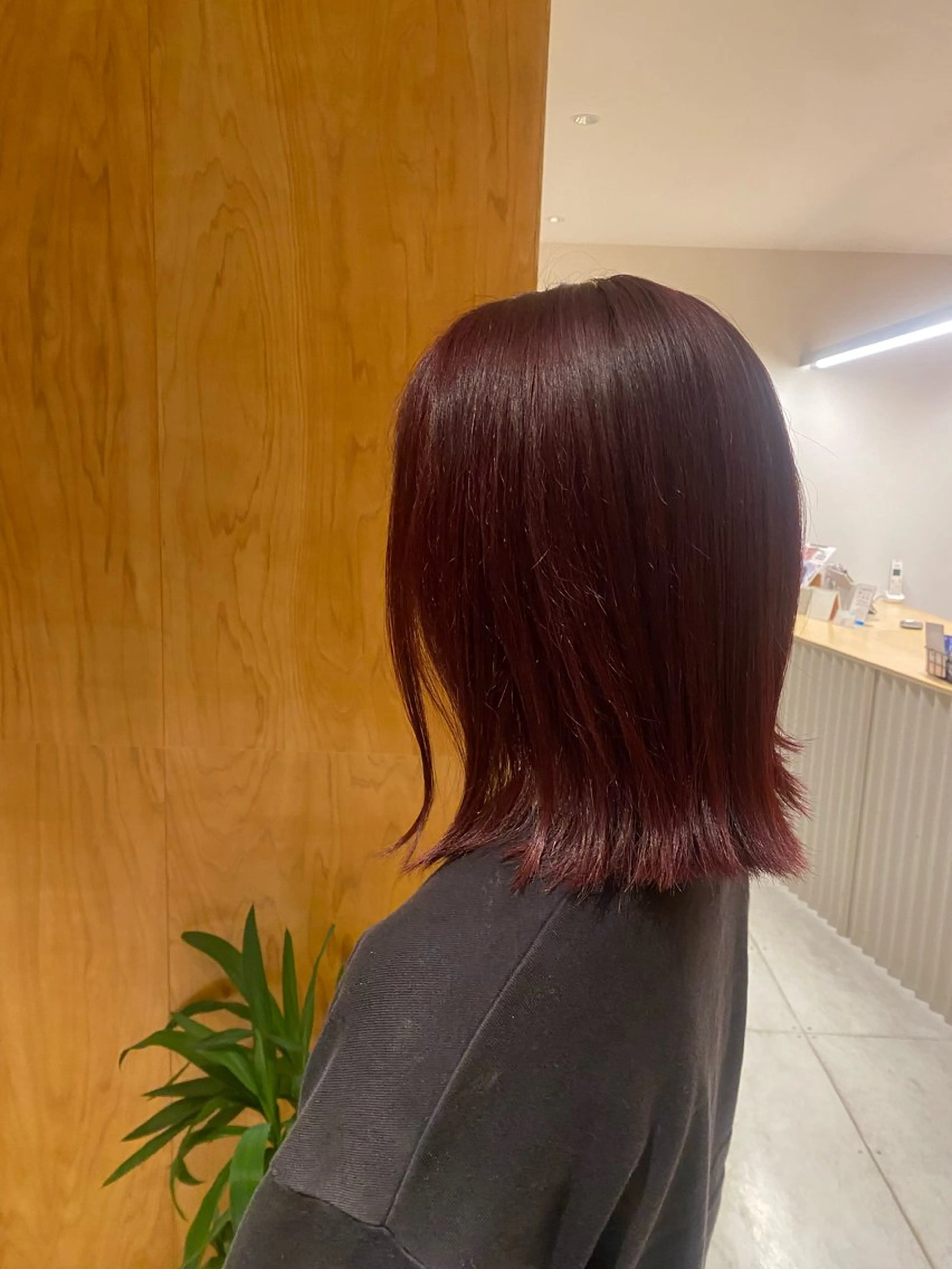 ミディアム カラー ブリーチ ボルドーカラー ブリーチなしカラー 🕊️小顔カット 暖色系🍒/偉楓のヘアスタイル