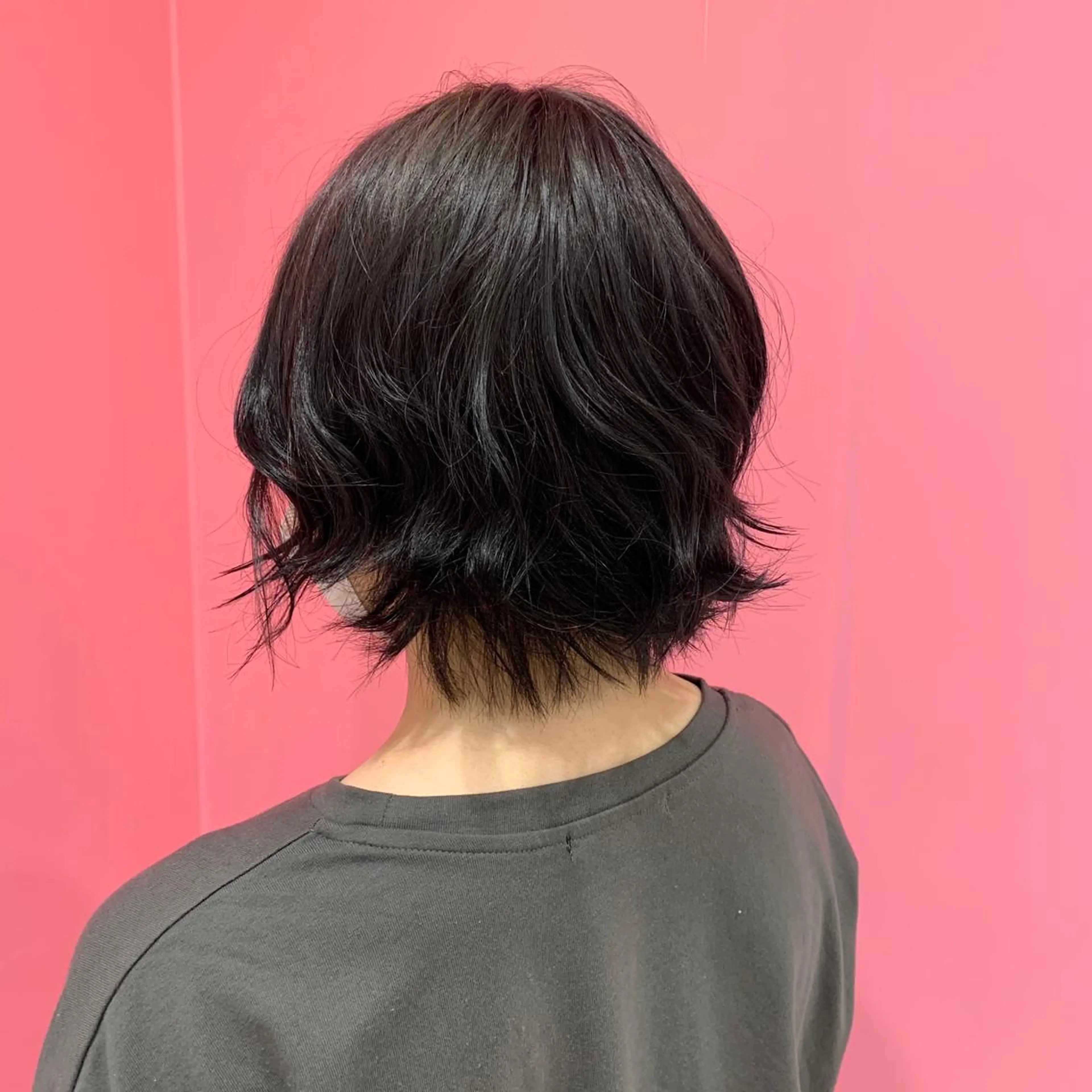 ショート カラー 黒髪 ブリーチ ブルーカラー ブルーブラック 透明感カラー ハッシュカット レイヤー池袋のヘアスタイル