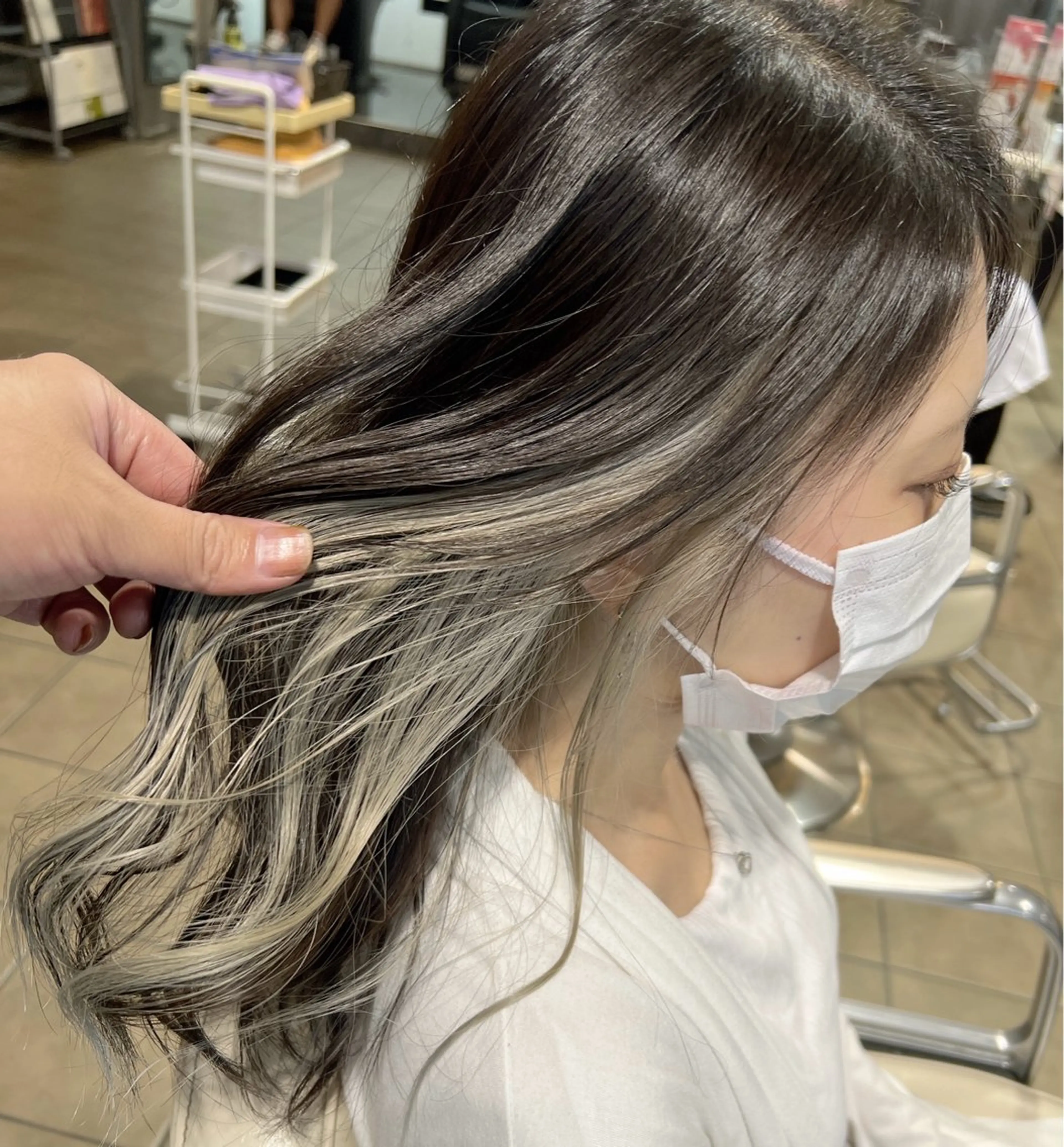 ミディアム カラー ベージュカラー ブリーチ イヤリングカラー インナーカラー ホワイトベージュ ヘアカラー トリートメント メンズ レイヤー ウルフ 弓木啓輔のヘアスタイル