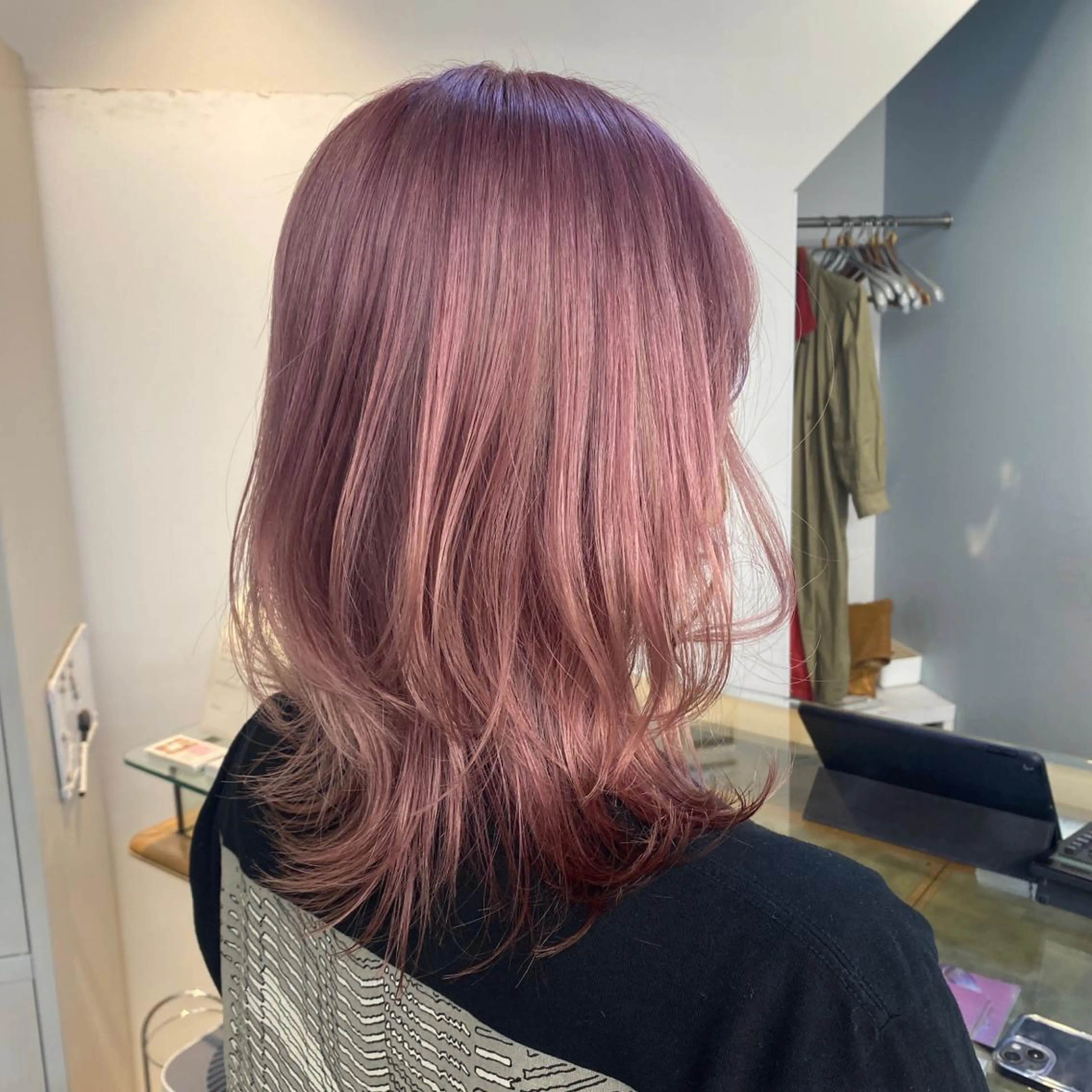 ミディアム カラー パーマ ヘアアレンジ メンズ キッズ ネイル マツエク・マツパ メンズブリーチ ブリーチ ピンクカラー カラーマツエク ピンク 暖色系/透明感 治野心のヘアスタイル