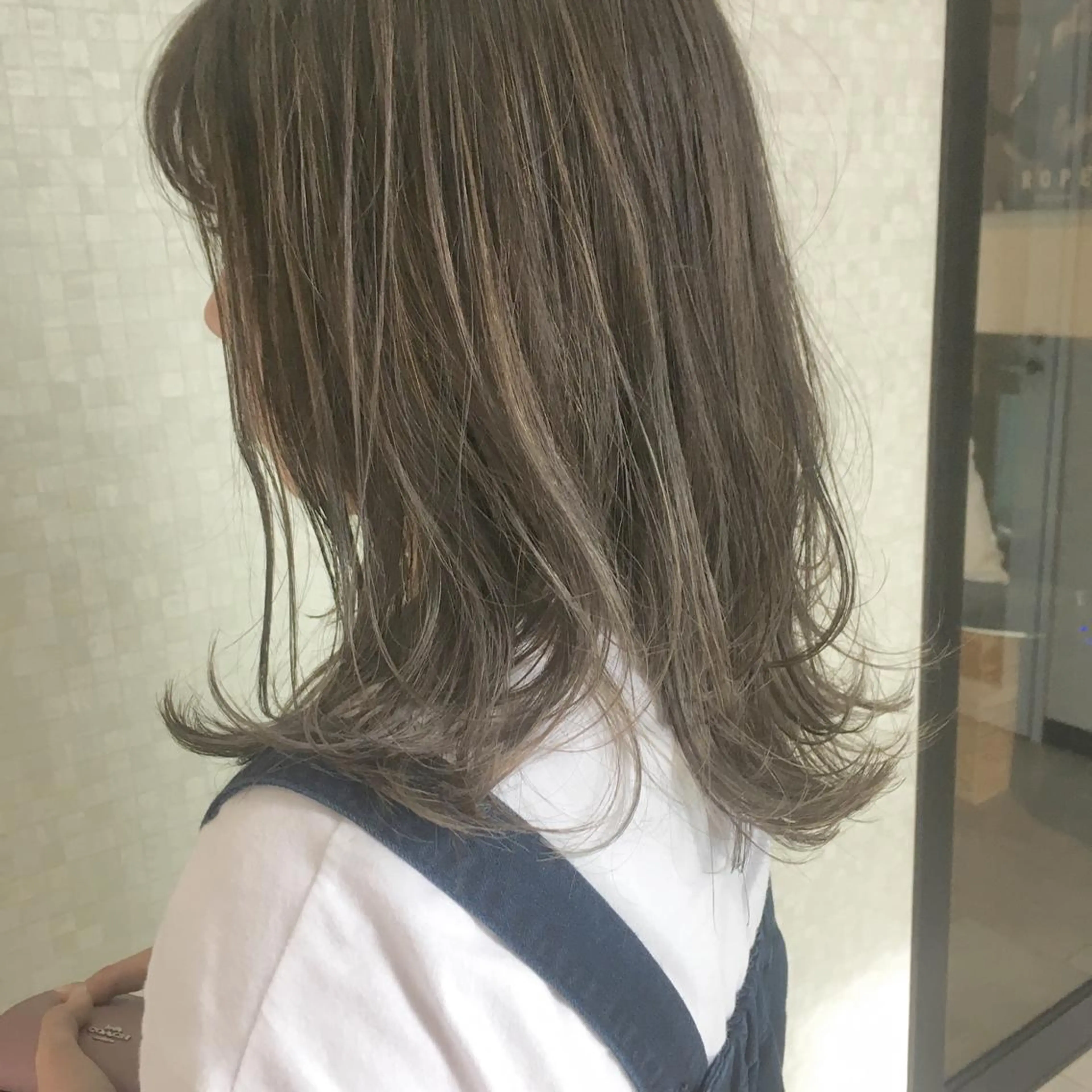 セミロング カラー ヘアアレンジ グレージュ 外ハネヘア nable.所属・栗林 実莉のネイルデザイン