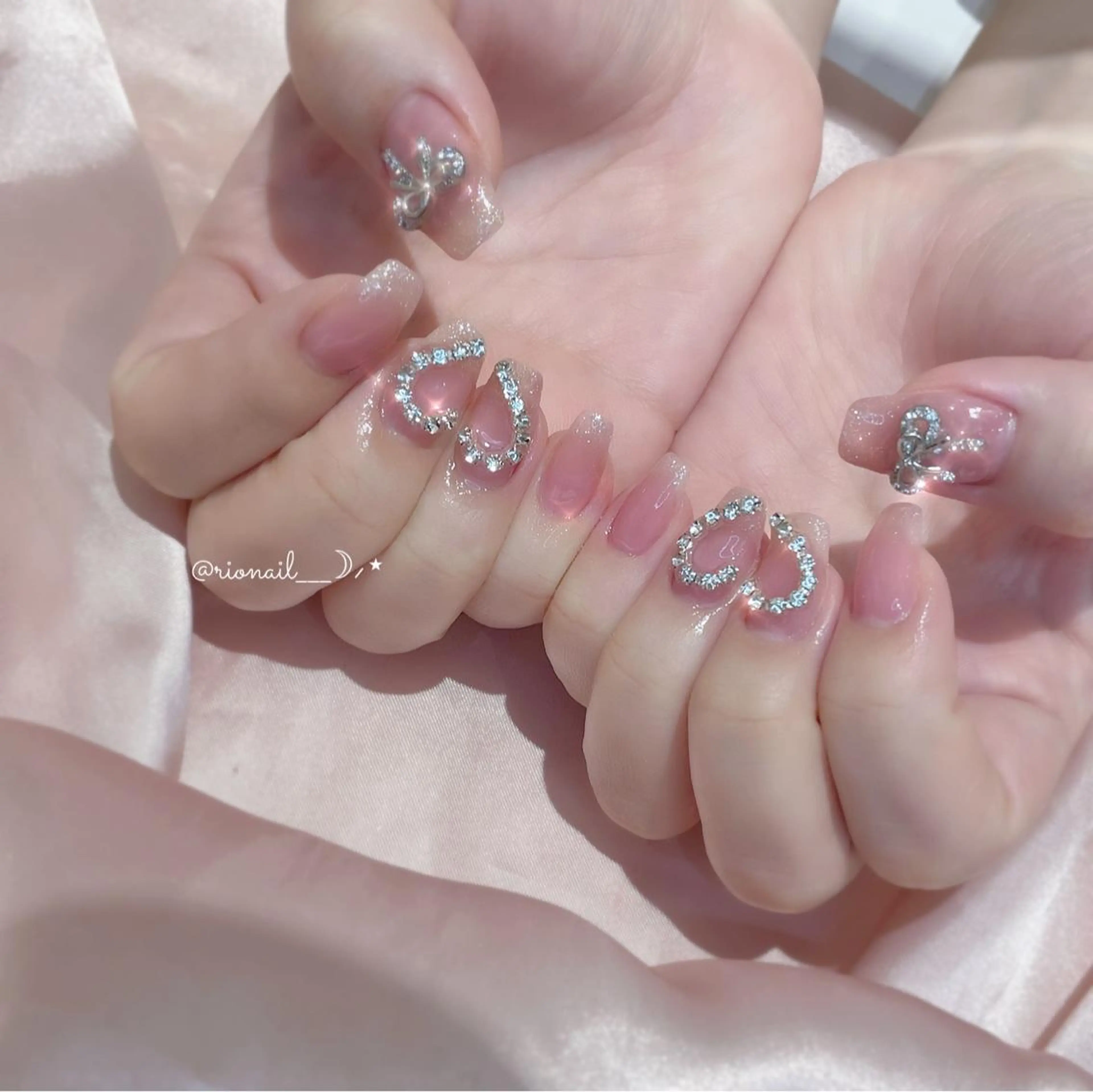 ネイル ラメ(グリッター) リボン 𝘙𝘪𝘰𝘯𝘢 ...🕯🤍のネイルデザイン