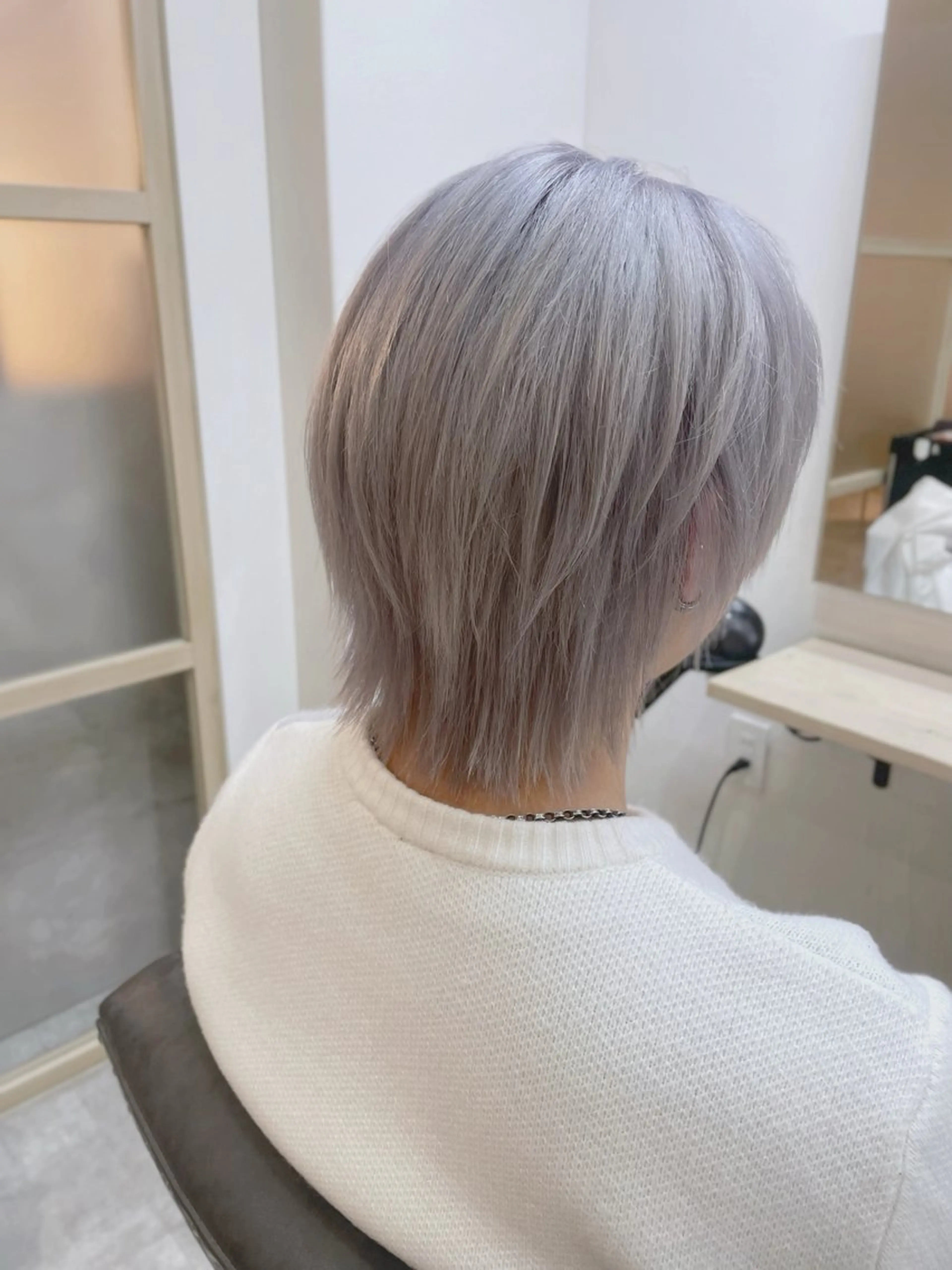 ミディアム カラー メンズ メンズハイトーン メンズウルフカット ハイトーンカラー シルバー ウルフカット ヘアカラー トリートメント EMANON新宿南口所属・🦄中性ウルフ ☁️Shiori🦄のヘアスタイル