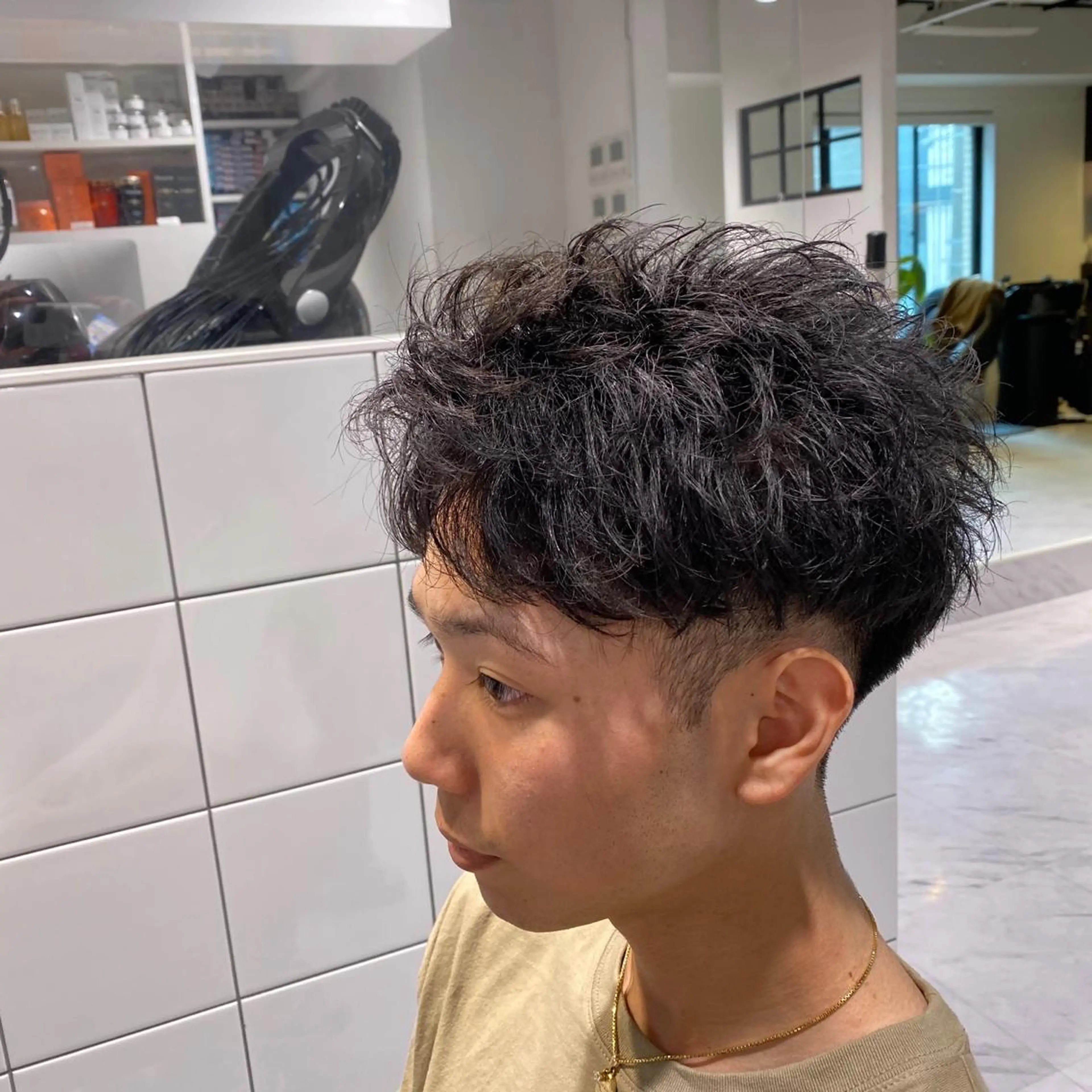 ショート パーマ メンズ アップバング メンズブリーチ ビジネス センターパート メンズハイトーン 赤み消し🌿 透明感カラー🫧のヘアスタイル