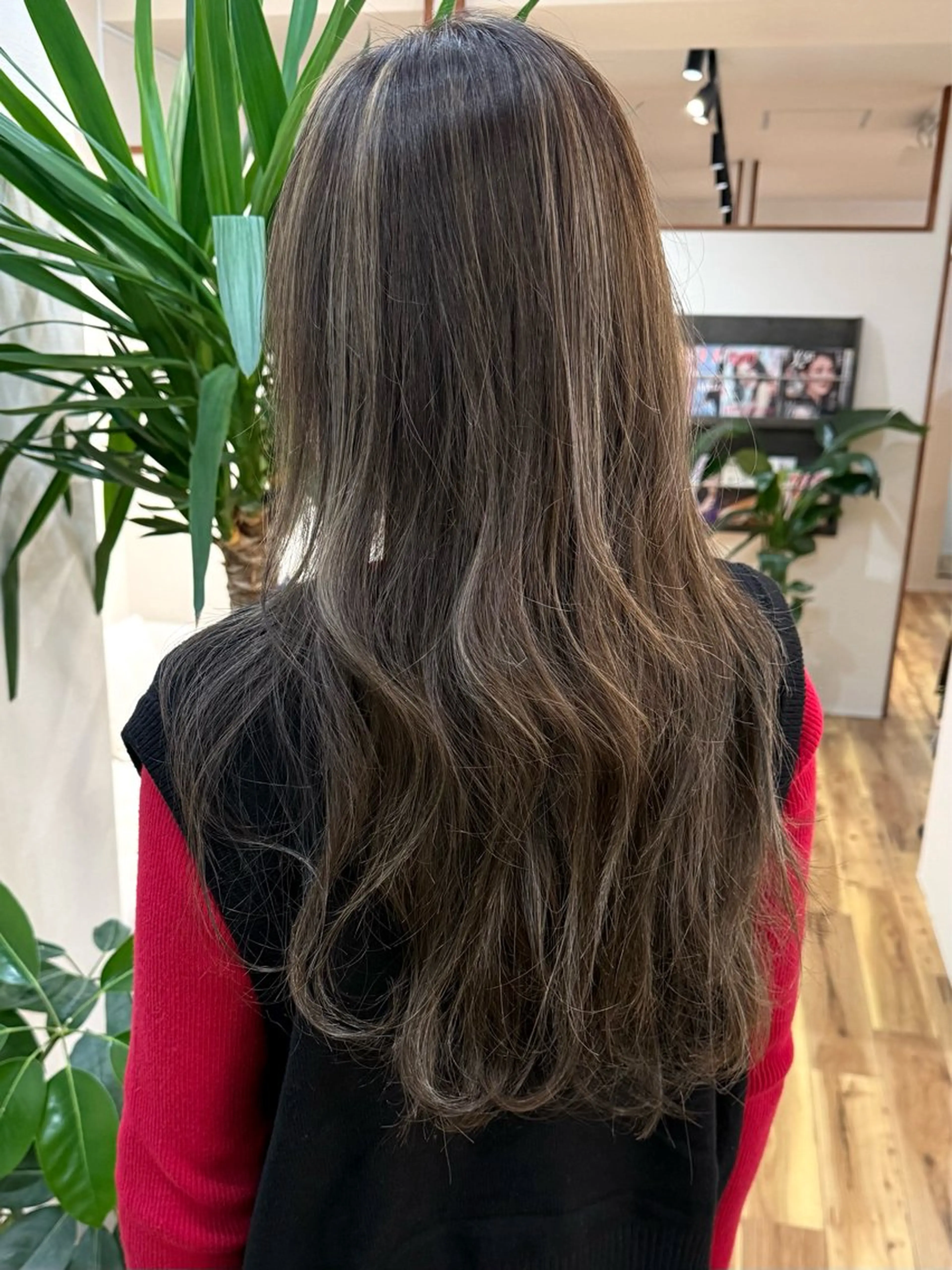 ロング カラー ハイライトカラー ハイライト カット ヘアカラー トリートメント 髪質改善ｶﾗｰ ｹｱﾌﾞﾘｰﾁ/ﾀﾑのヘアスタイル