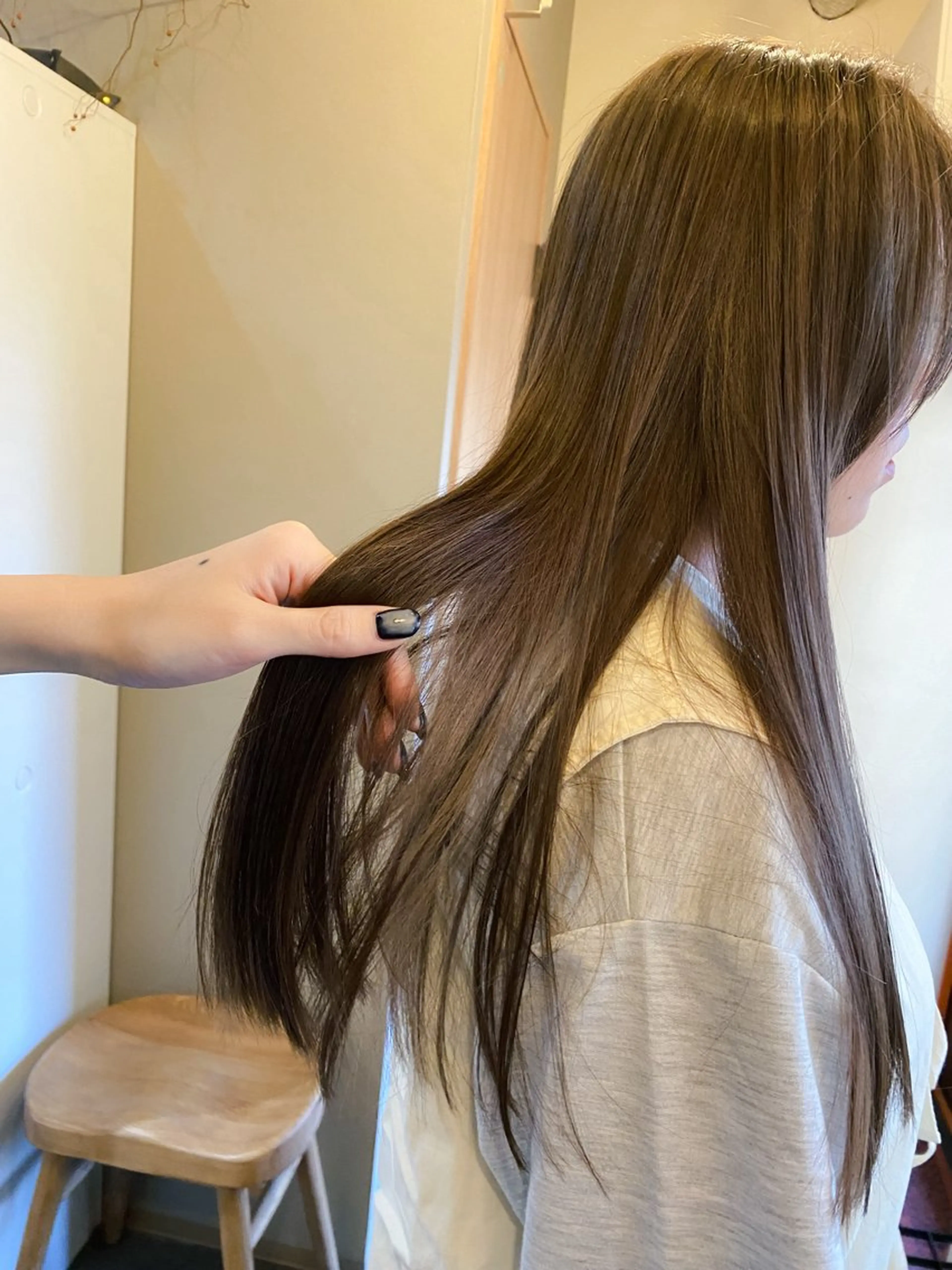 ロング カラー ベージュカラー シアーベージュ カット ヘアカラー トリートメント ヘアセット ハルカ/透け感カラー /顔周りレイヤーのヘアスタイル