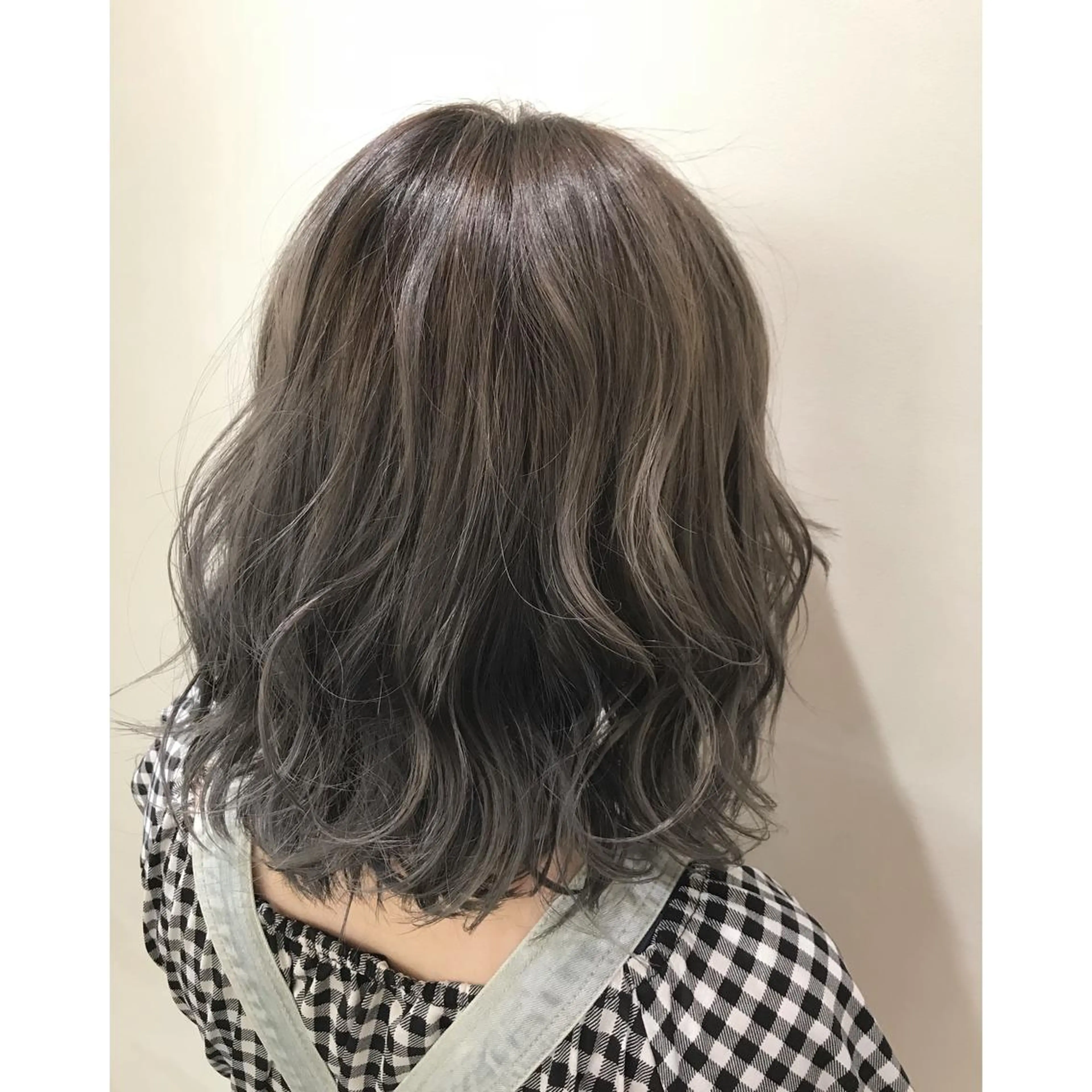 セミロング カラー ブリーチ ブラウンカラー グラデーションカラー グレージュ ハイライトカラー 坂西 春果のマツエク・マツパデザイン