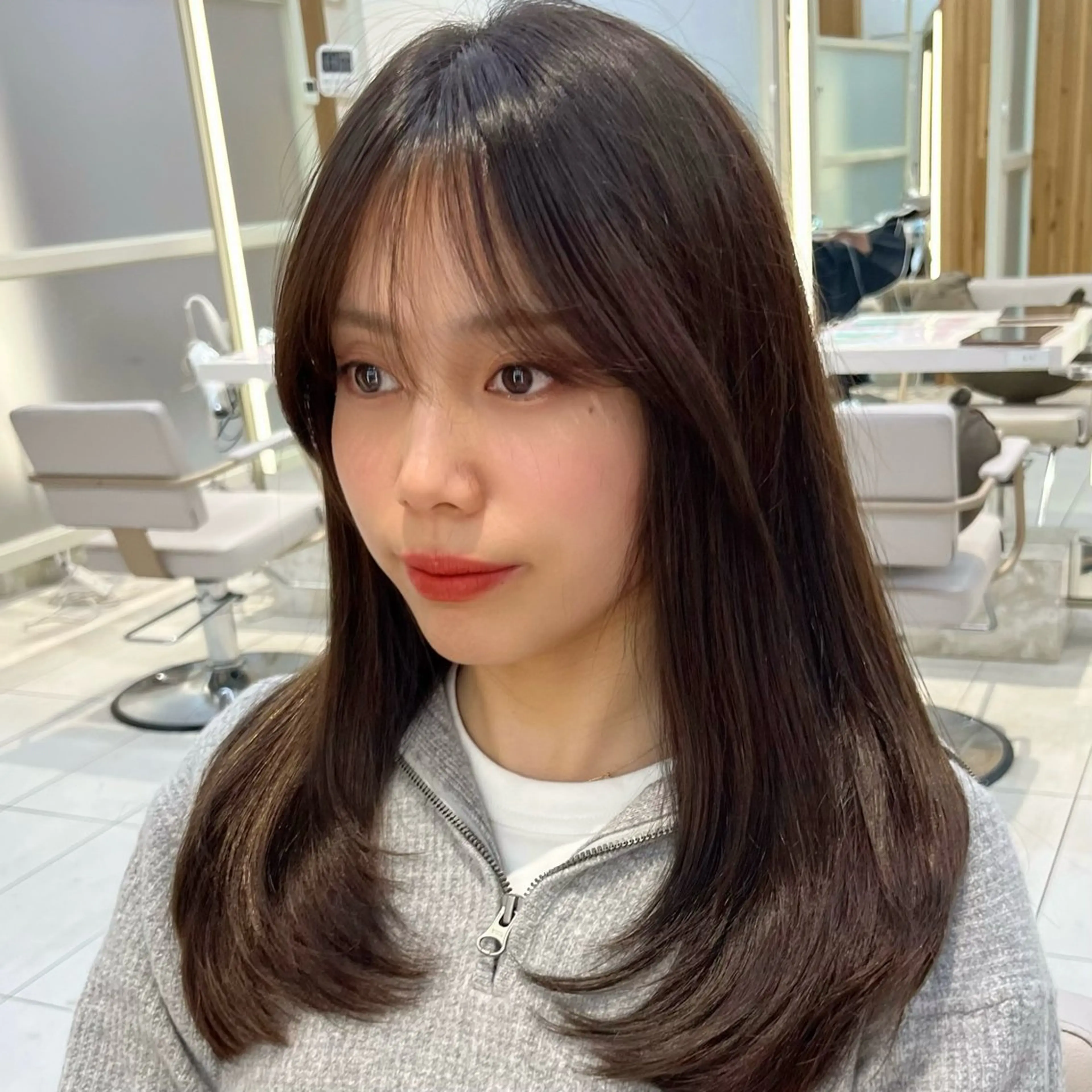 セミロング カラー 似合わせレイヤー 透明感カラーのヘアスタイル