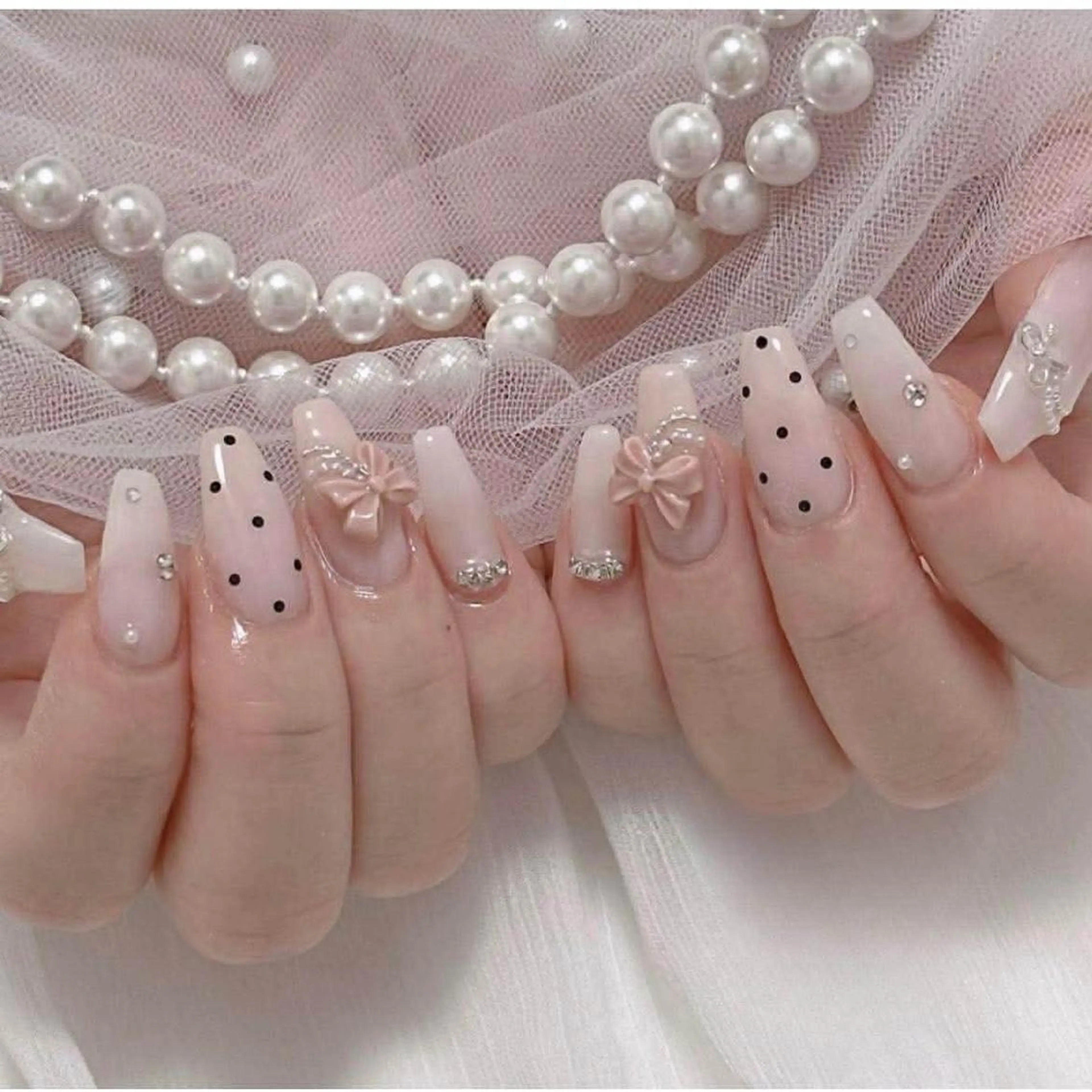 ロング カラー ベージュカラー グラデーションカラー ピンクカラー 韓国風ヘア ハンドネイル Bling Salonのネイルデザイン