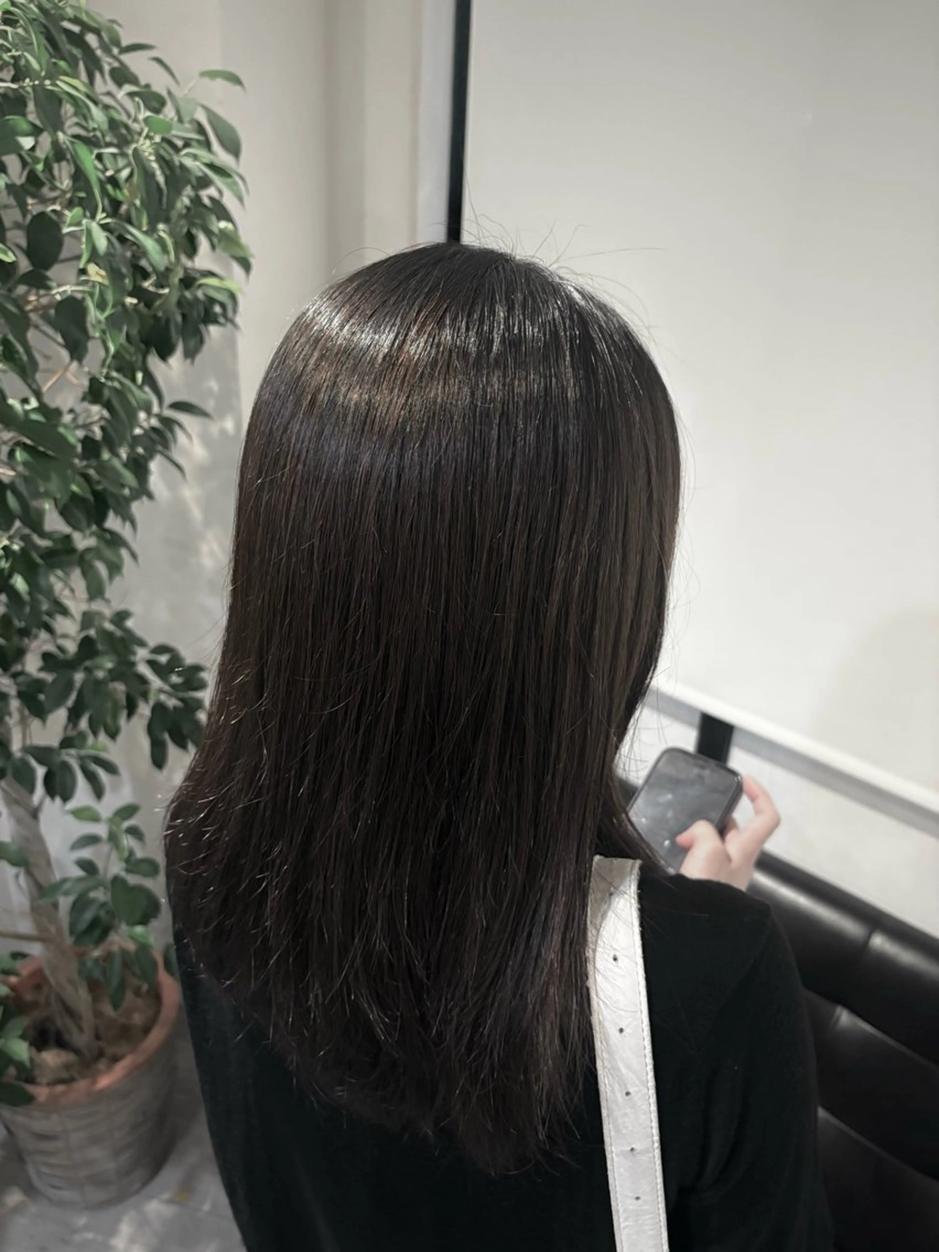 はしもとひより/ 艶カラー/ストレートのヘアスタイル