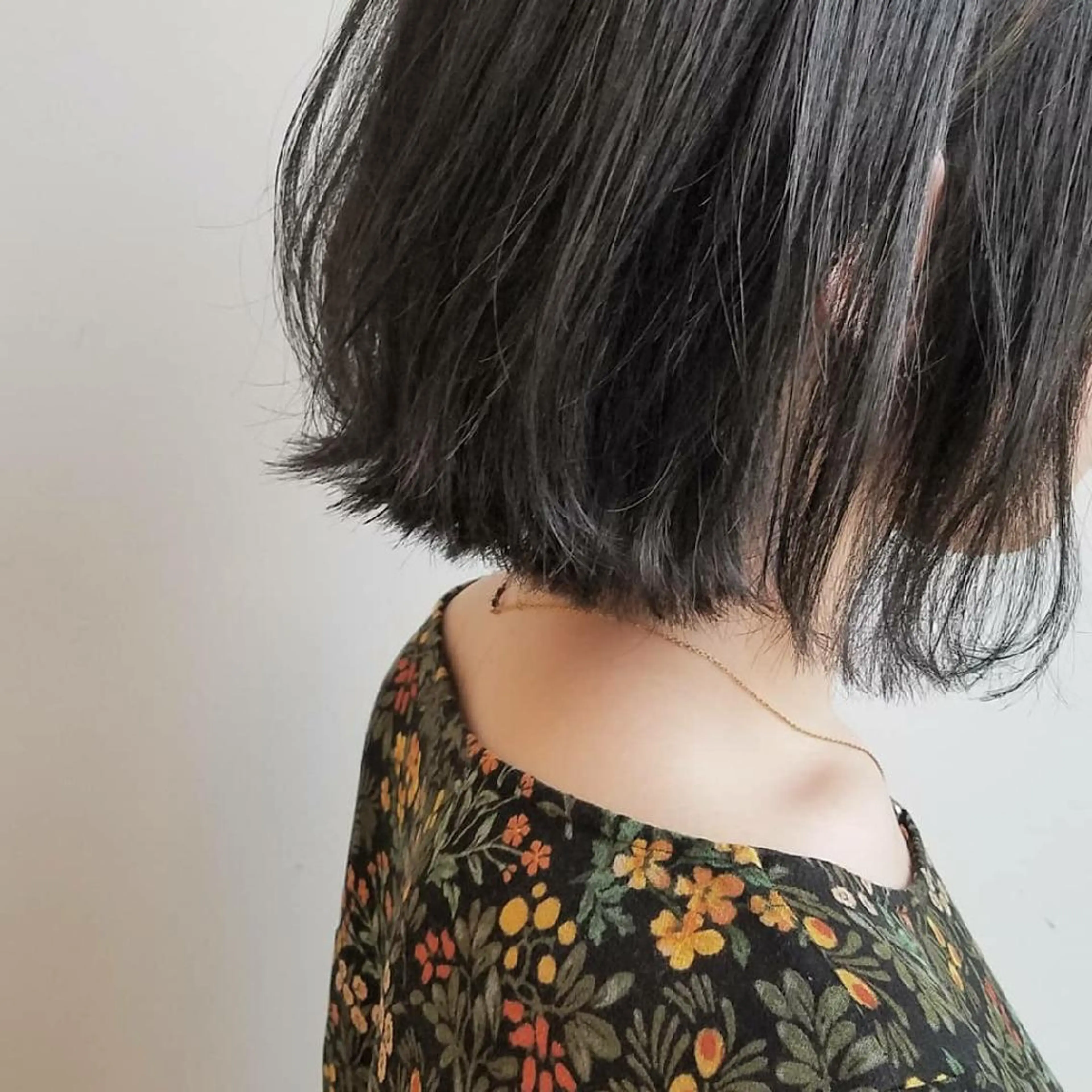 ショート カラー ヘアアレンジ ダークグレー ボブ iplus まつげ、眉毛、耳つぼのマツエク・マツパデザイン