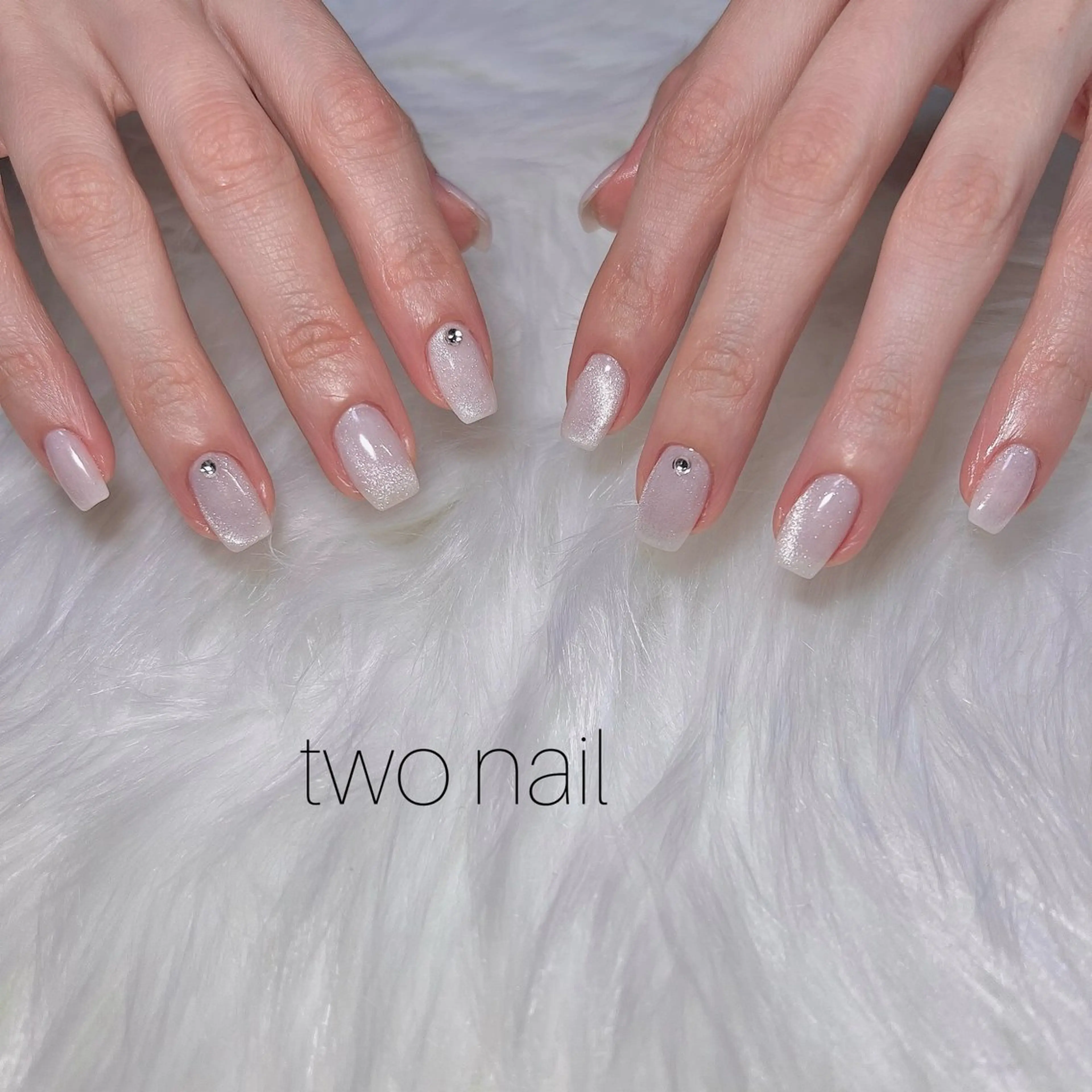 ネイル キラキラネイル マグネットネイル ネイルチップ ホワイト ハンドネイル two nailのネイルデザイン