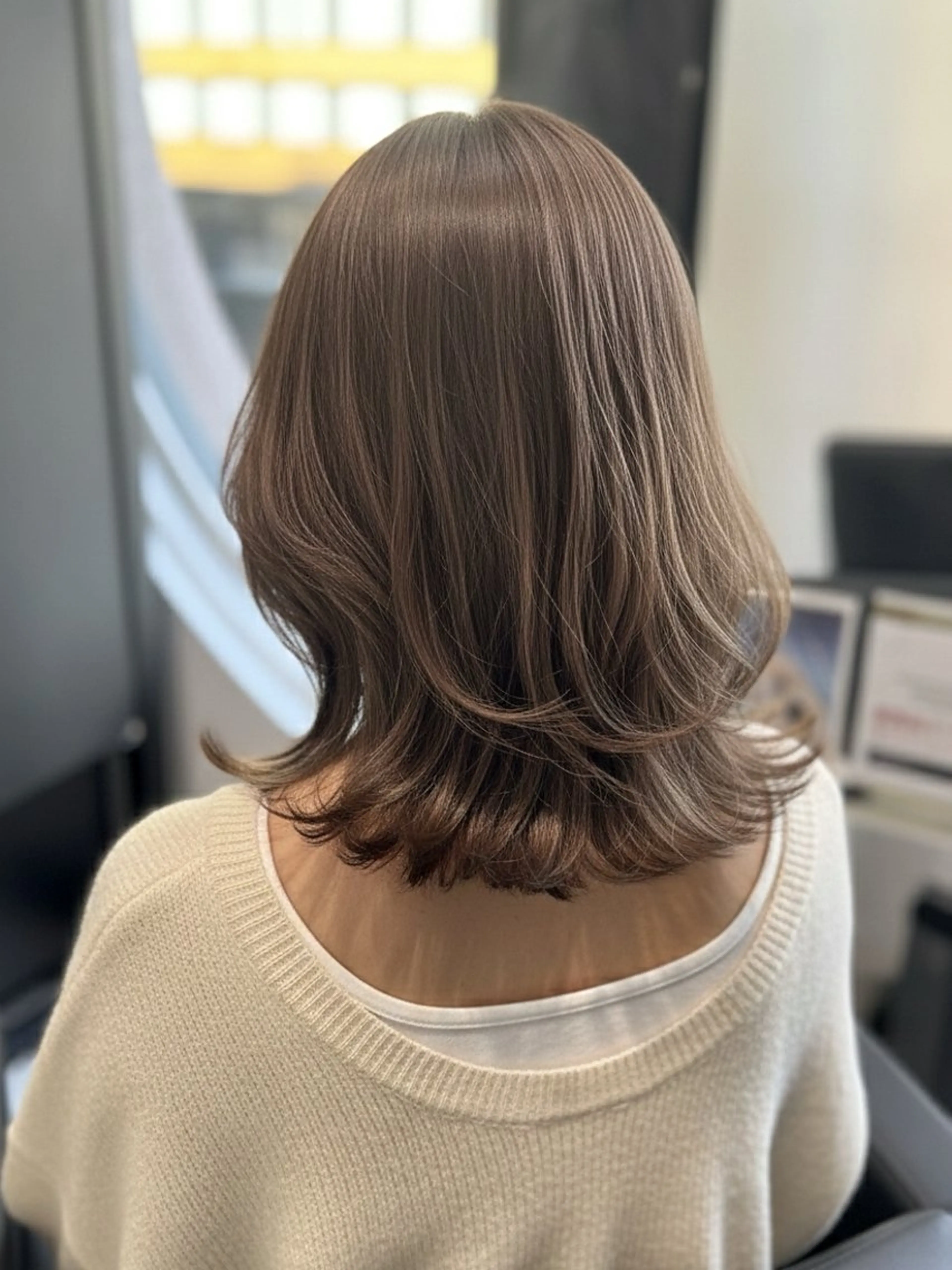 セミロング カラー カット ヘアカラー 韓国レイヤー➰北田 陸斗➰コテ巻きパーマのヘアスタイル