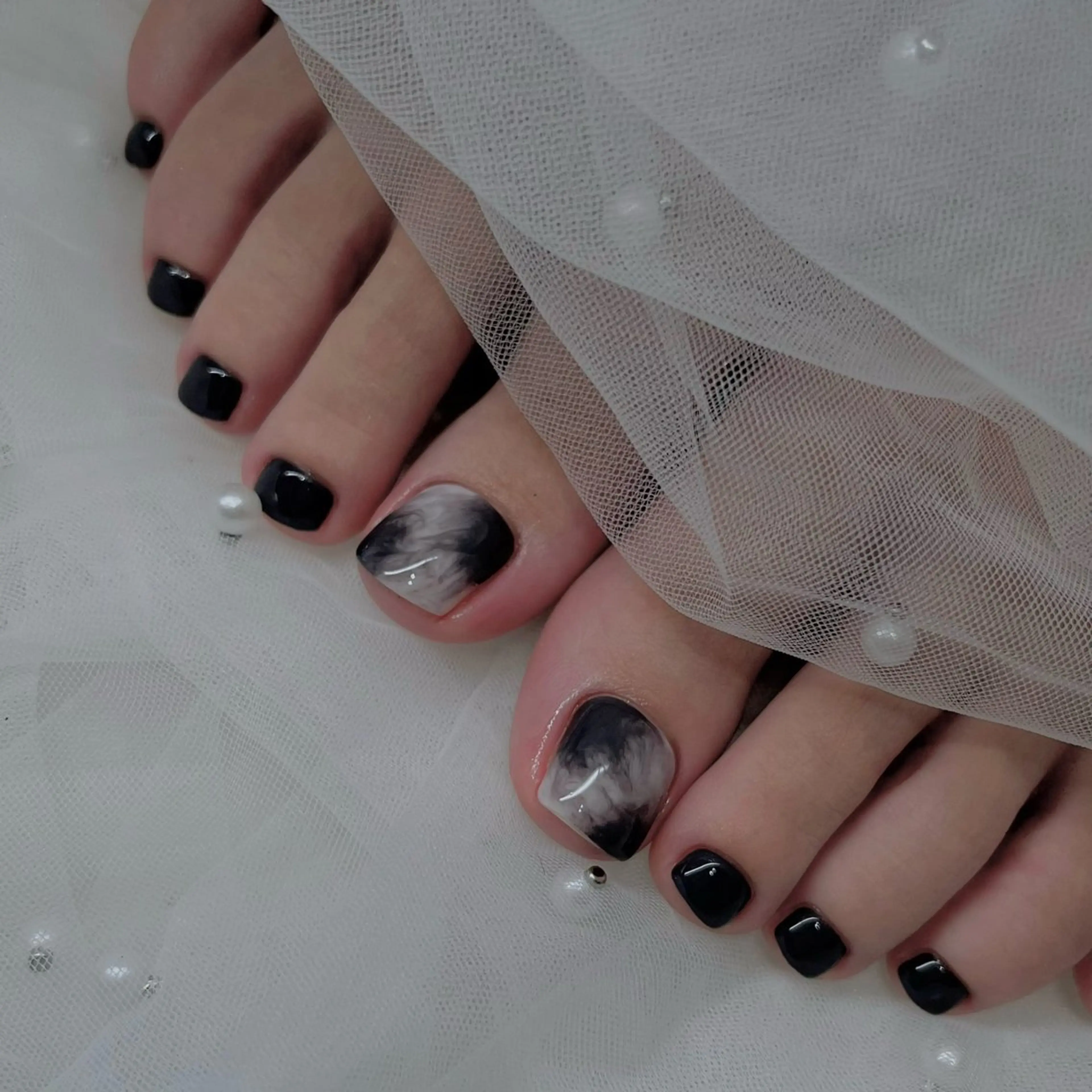 ネイル フットネイル フレンチネイル ジェルネイル ラメ(グリッター) ラメグラデーション フットネイル NEO Beauty Salon所属・𝐍𝐄𝐎 𝐉𝐔𝐑𝐈のネイルデザイン