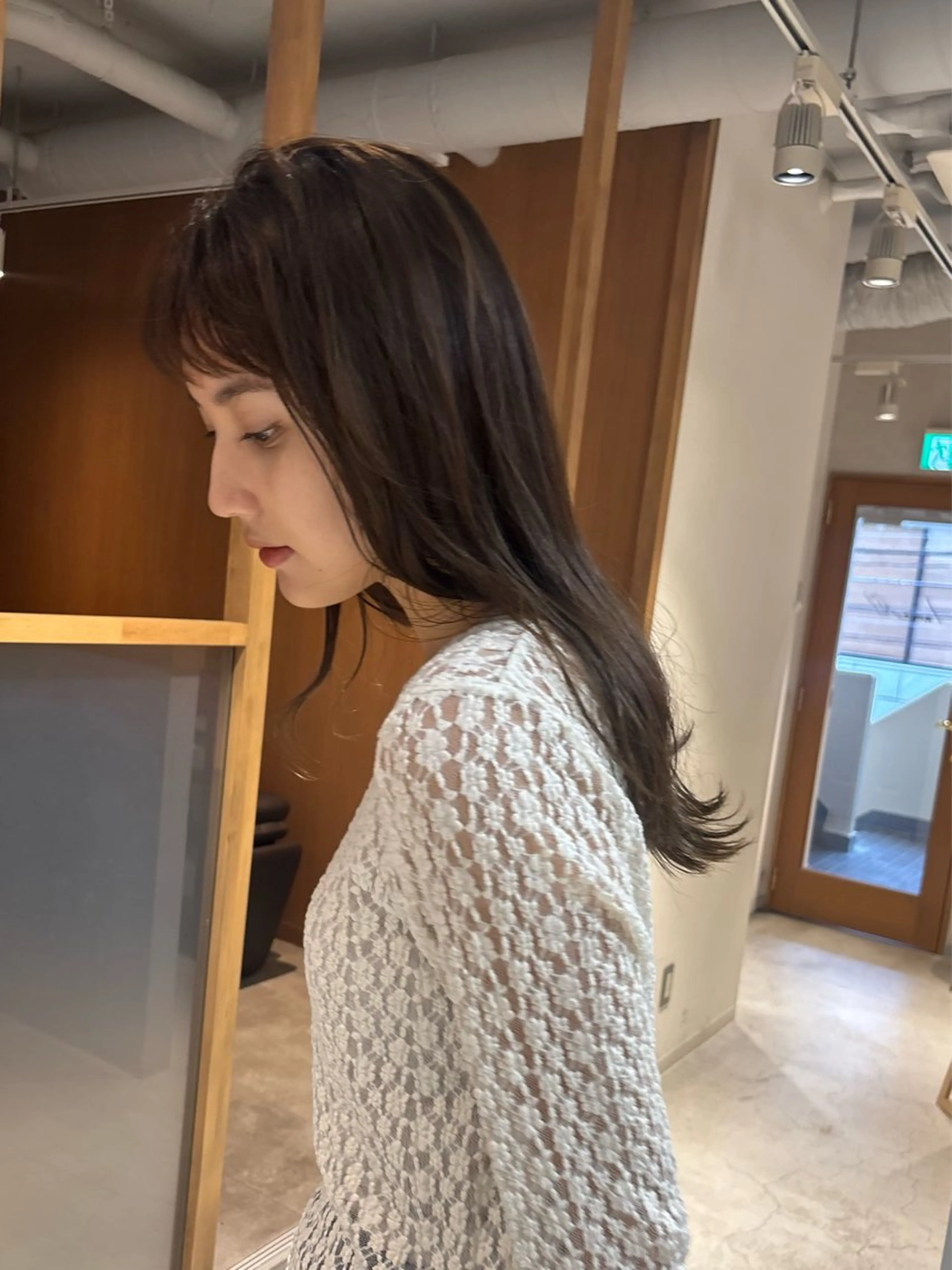 ミディアム カラー ミディアムパーマ アッシュ ベージュカラー 透明感カラー グレージュ カット ヘアカラー トリートメント mei｜顔まわり ×透明感カラーのヘアスタイル