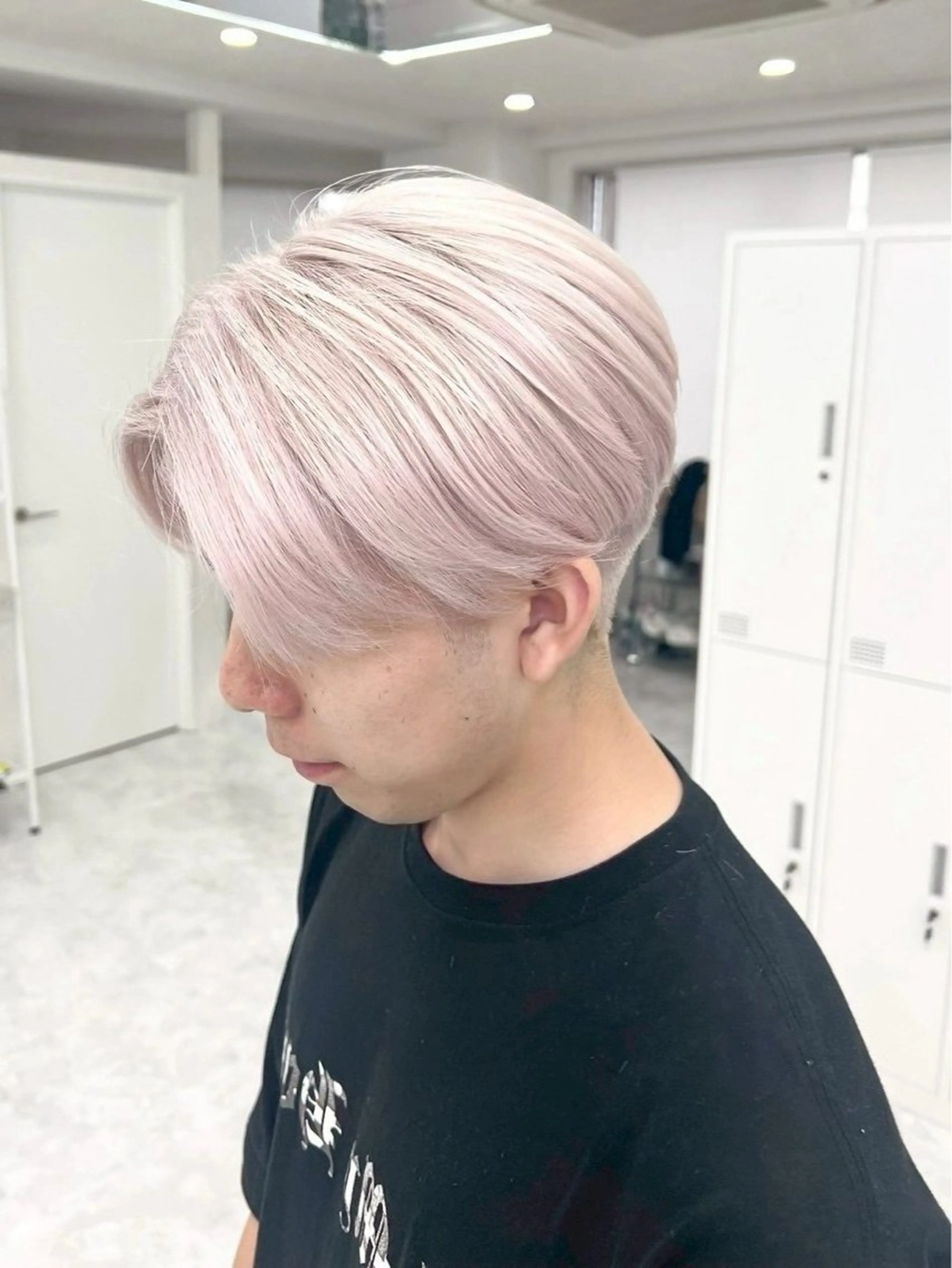 ミディアム カラー メンズ ミディアムパーマ メンズブリーチ ダウンパーマ メンズハイライト メンズインナーカラー カット トリートメント Eir江坂　カット/ボブ/ショート/髪質改善カラー/トリートメント所属・髪質改善カラー特化 亮輔【江坂駅すぐ】のヘアスタイル