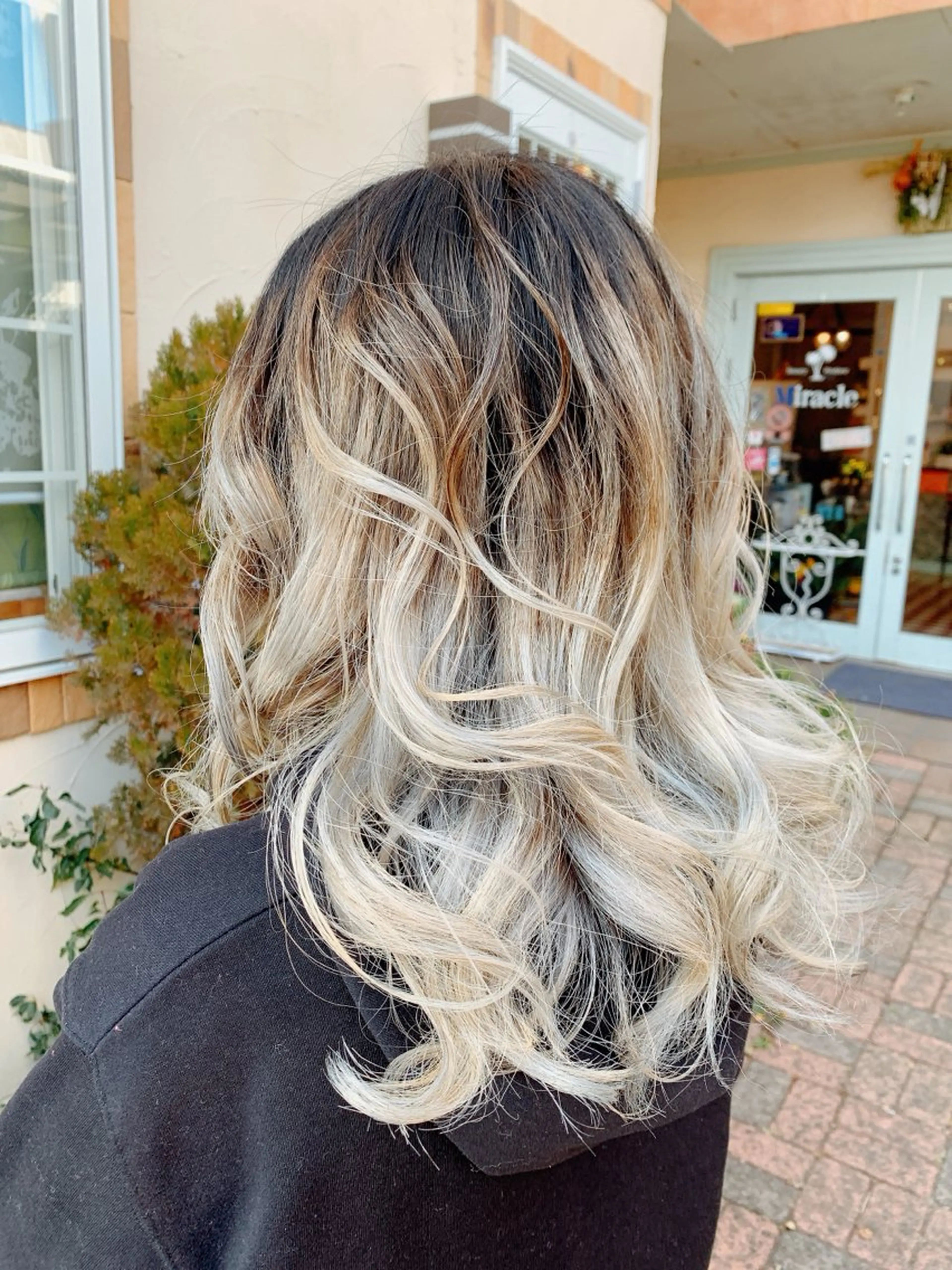 ロング カラー バレイヤージュ ベージュカラー ホワイトベージュ 髪質改善 レイヤーカット たに えりのヘアスタイル