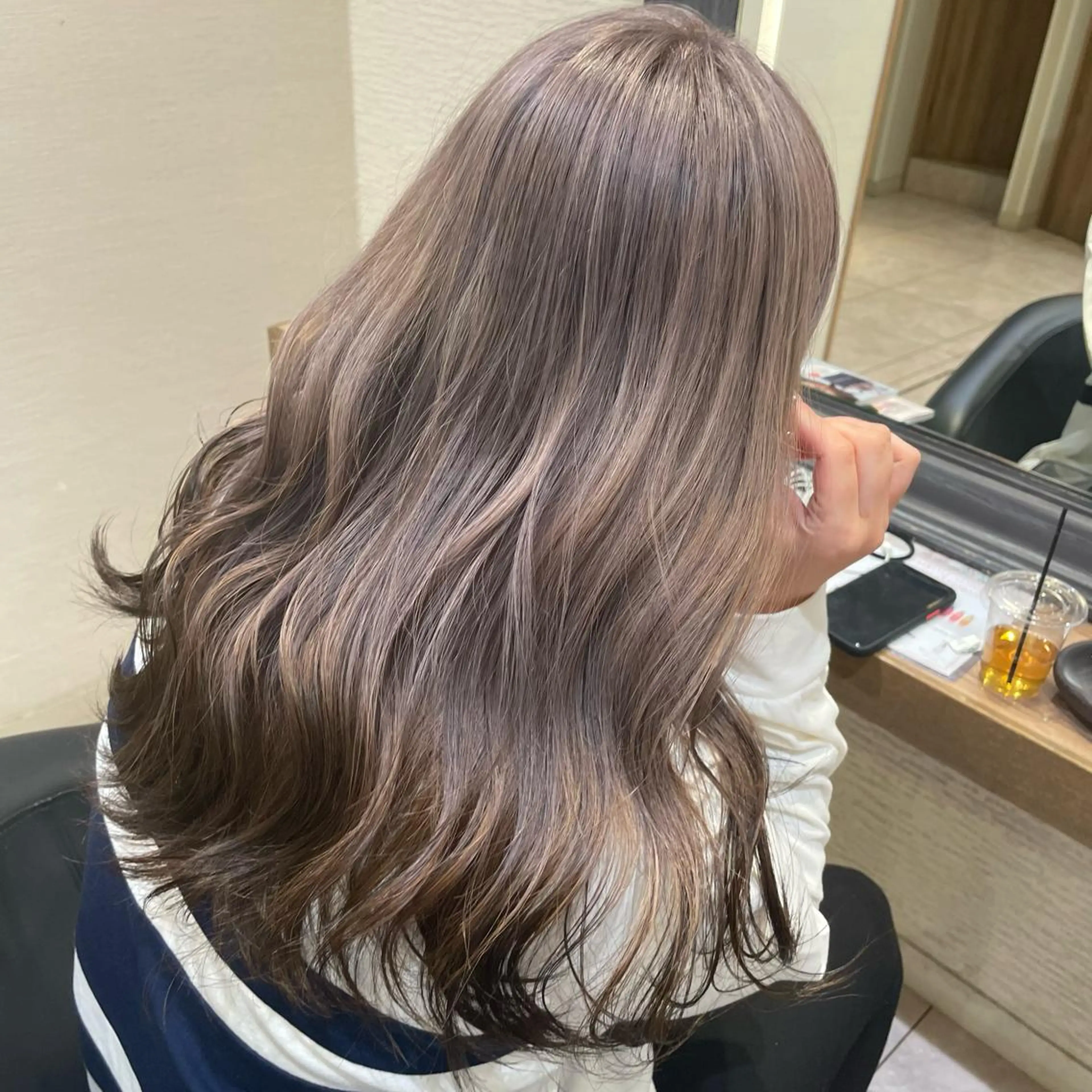 セミロング カラー 黒髪 シルバー レイヤー/ハイトーン 🫧‪Erikaのヘアスタイル