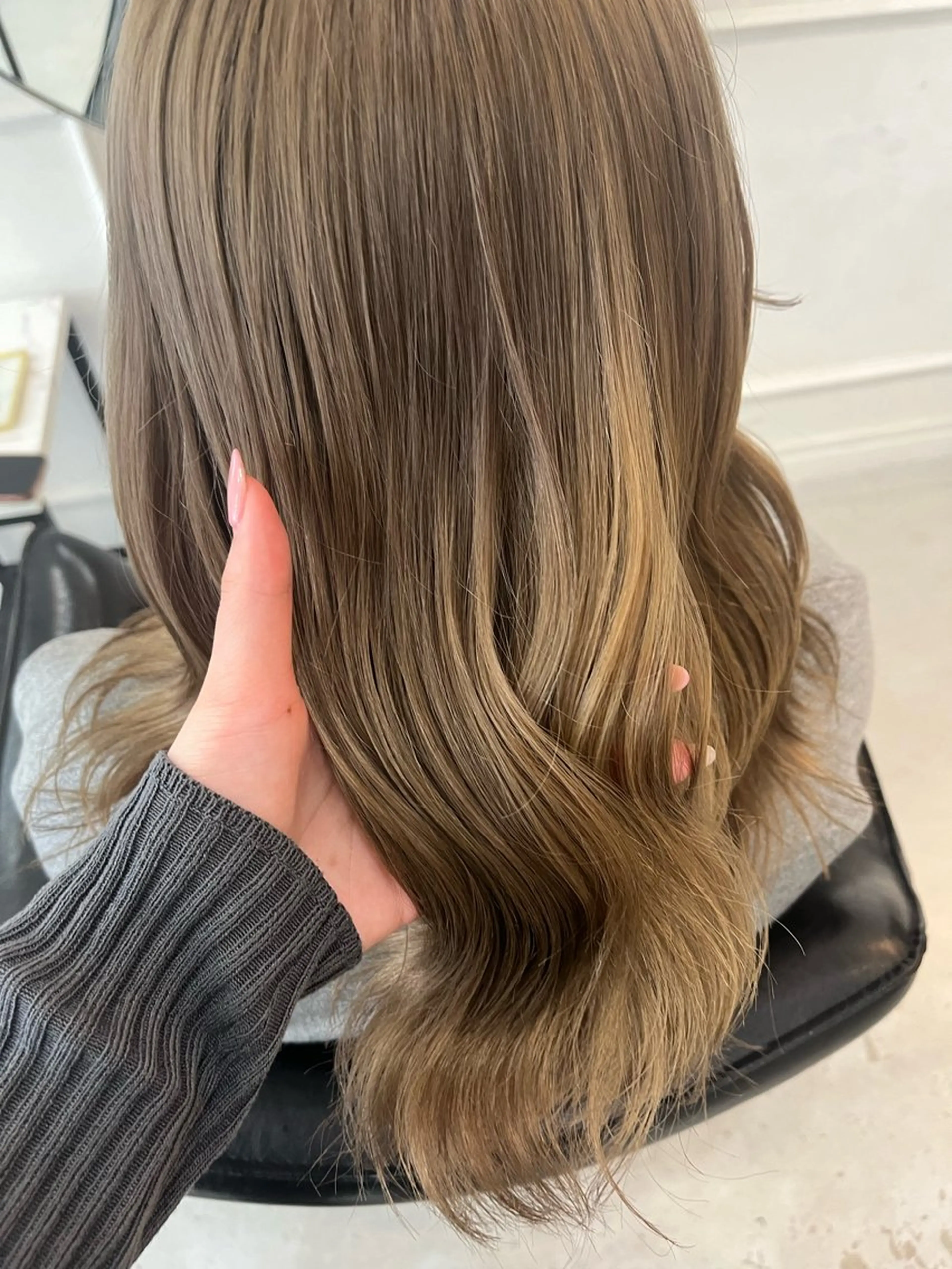 ミディアム カラー MaisonHALU 梅木琉衣のヘアスタイル