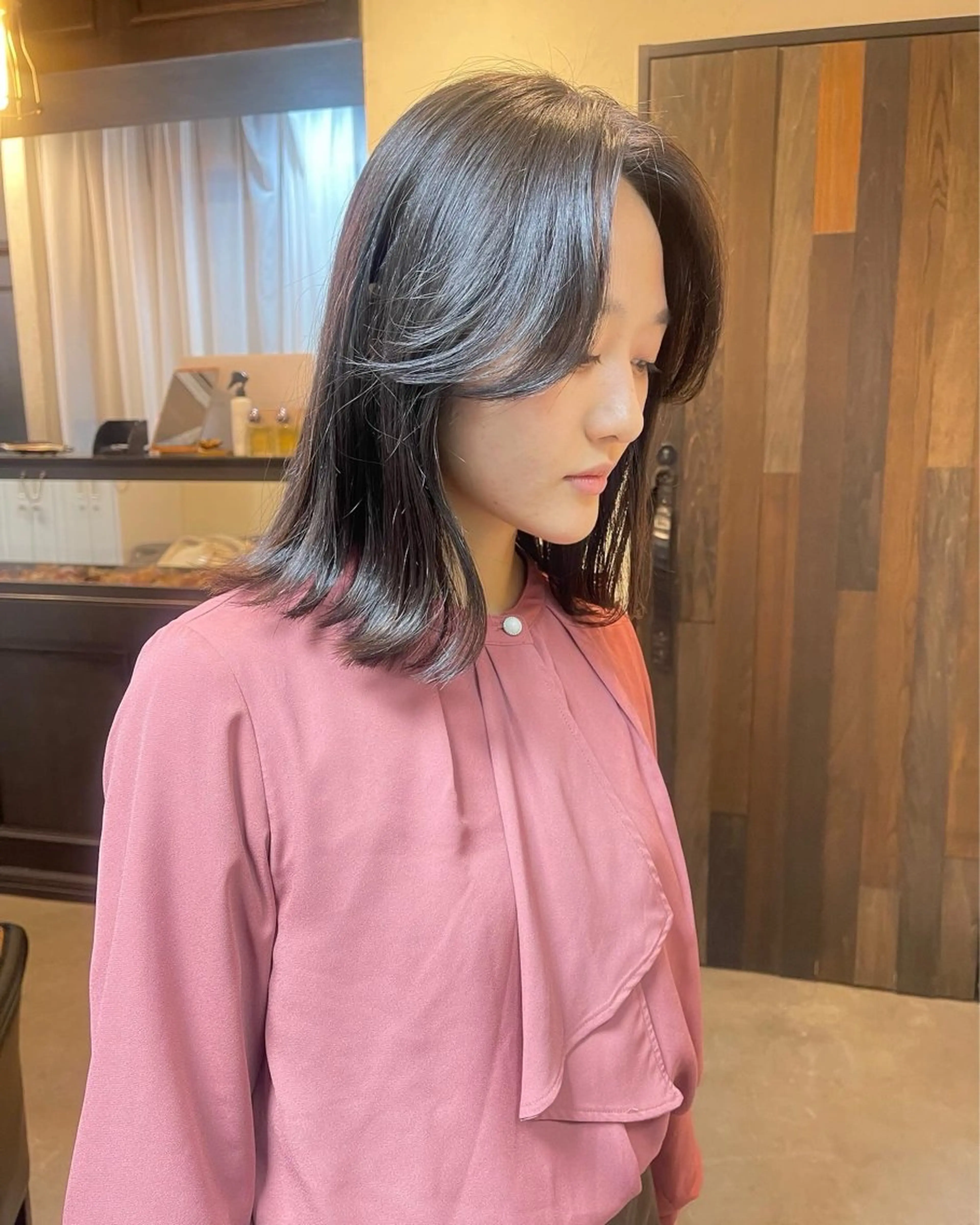 ミディアム 顔まわりレイヤー/ bob及川亜沙美のヘアスタイル