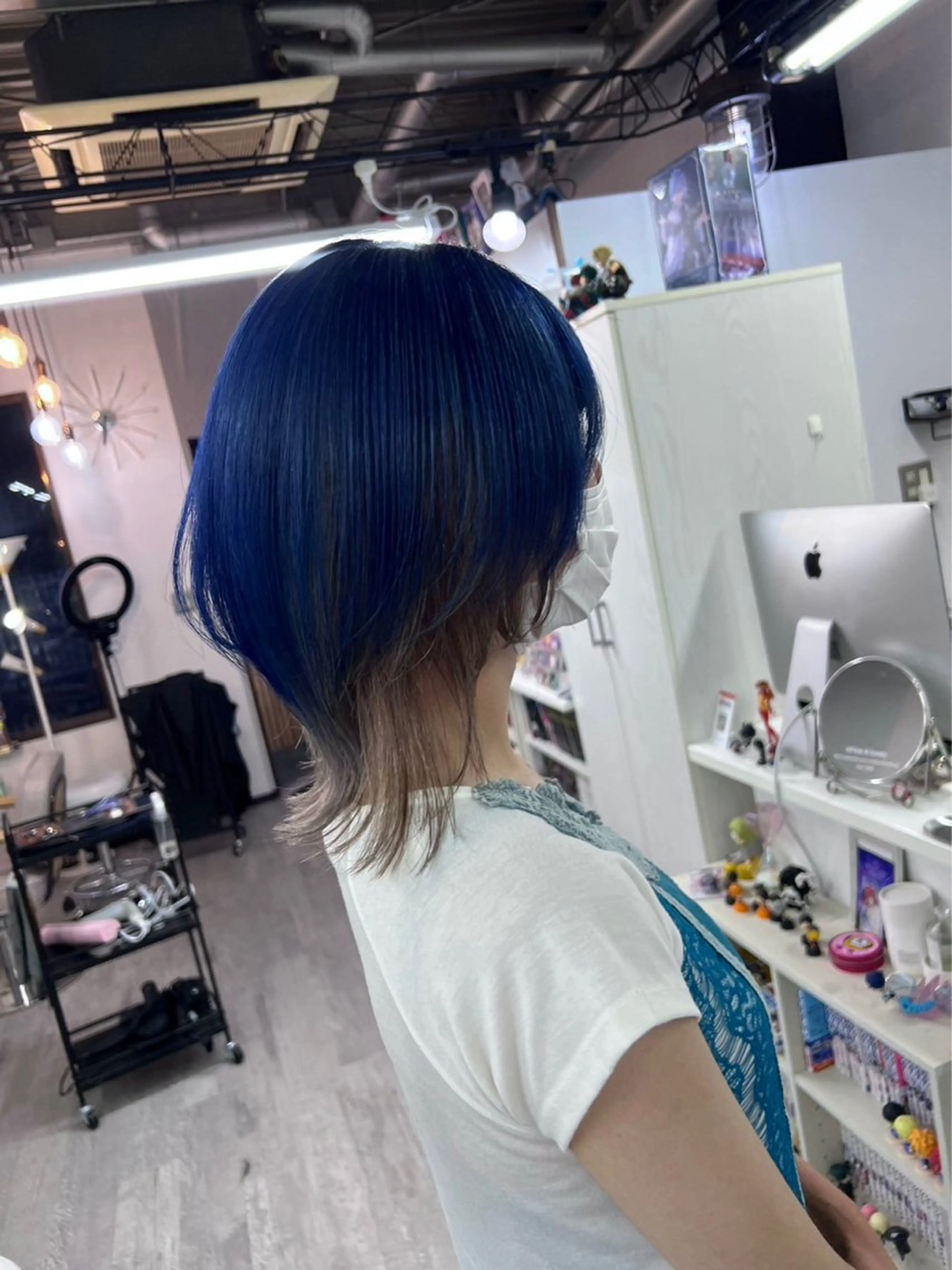 ミディアム カラー ブルーカラー ウルフカット オノ アカネのヘアスタイル
