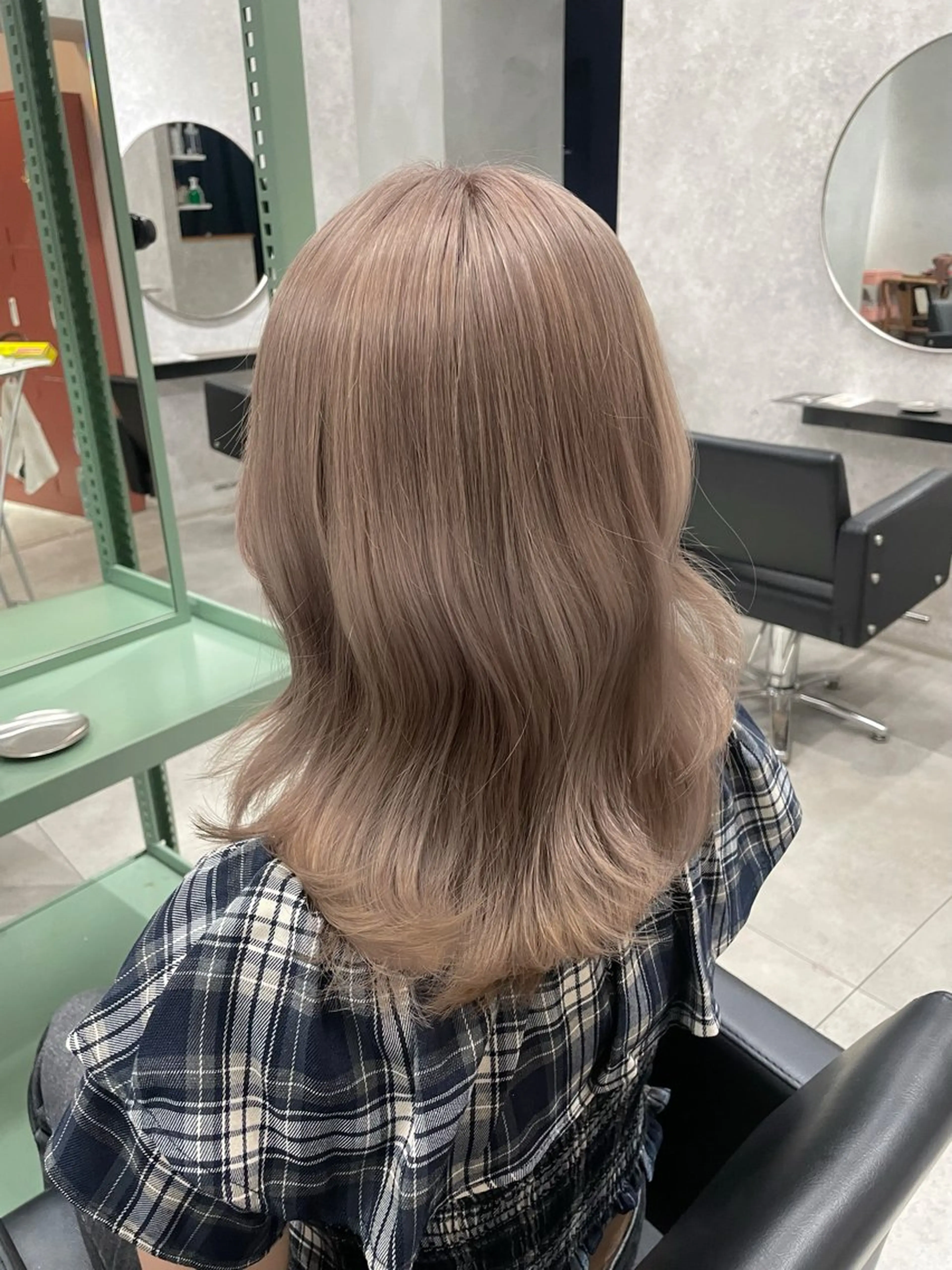 セミロング カラー ヘアアレンジ ベージュカラー ミルクティーベージュ ヘアカラー 透明感カラー🩶韓国 ヘア🩶ワカナのヘアスタイル