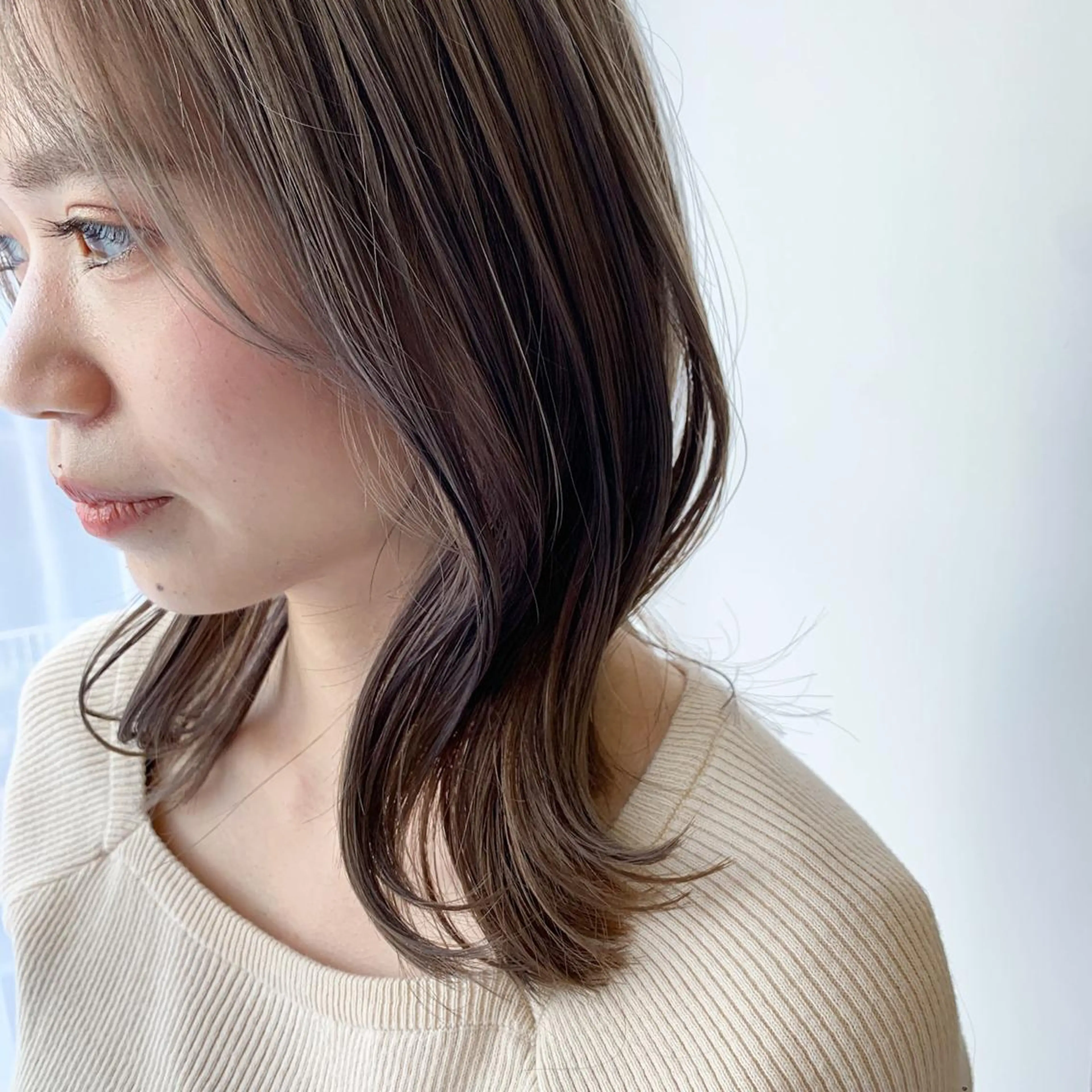 セミロング カラー セミロングパーマ アッシュ ブリーチ ケアブリーチ 透明感カラー モリシュンスケ /レイヤー/髪質改善のヘアスタイル