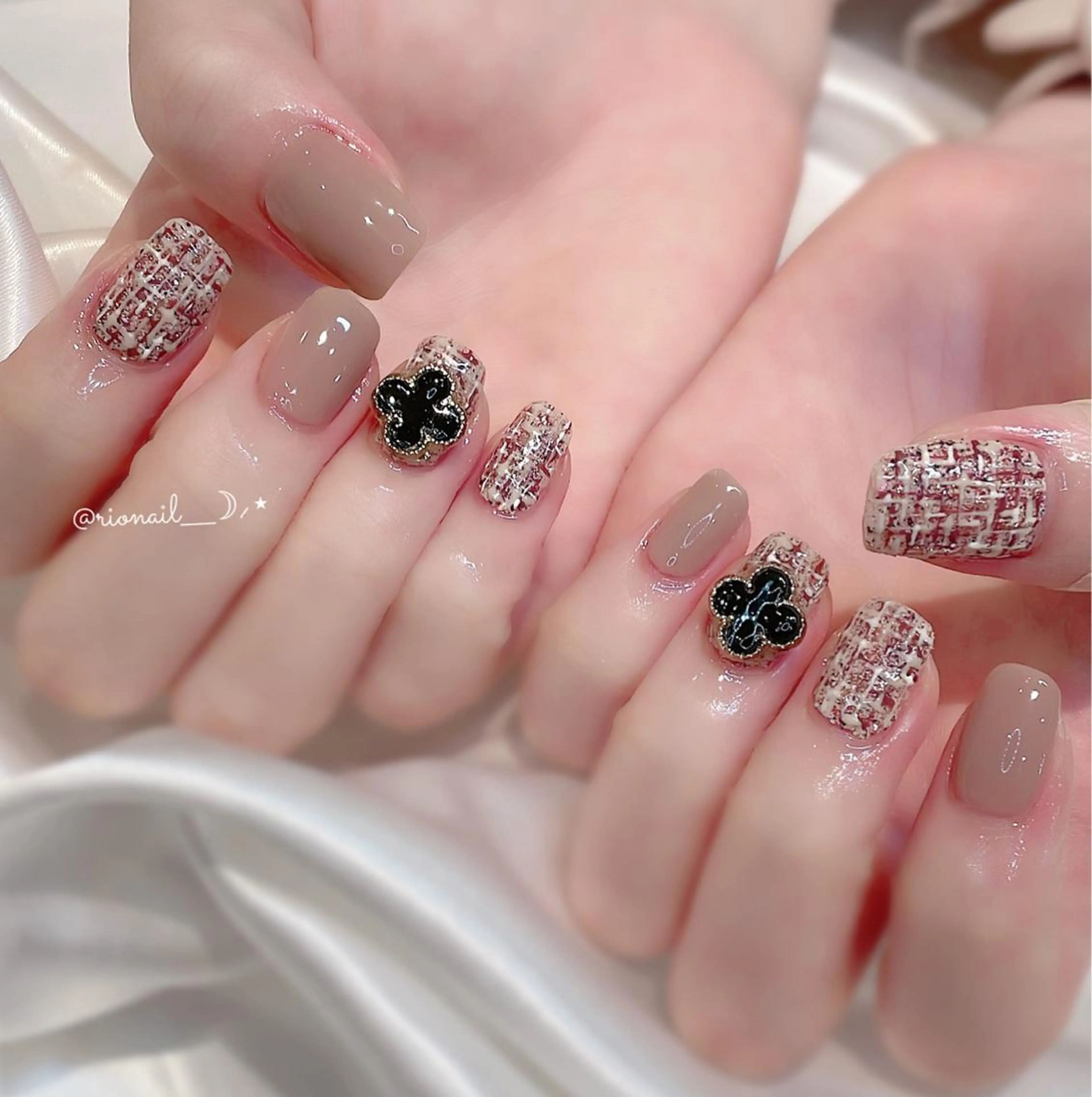 ネイル 𝘙𝘪𝘰𝘯𝘢 ...🕯🤍のネイルデザイン