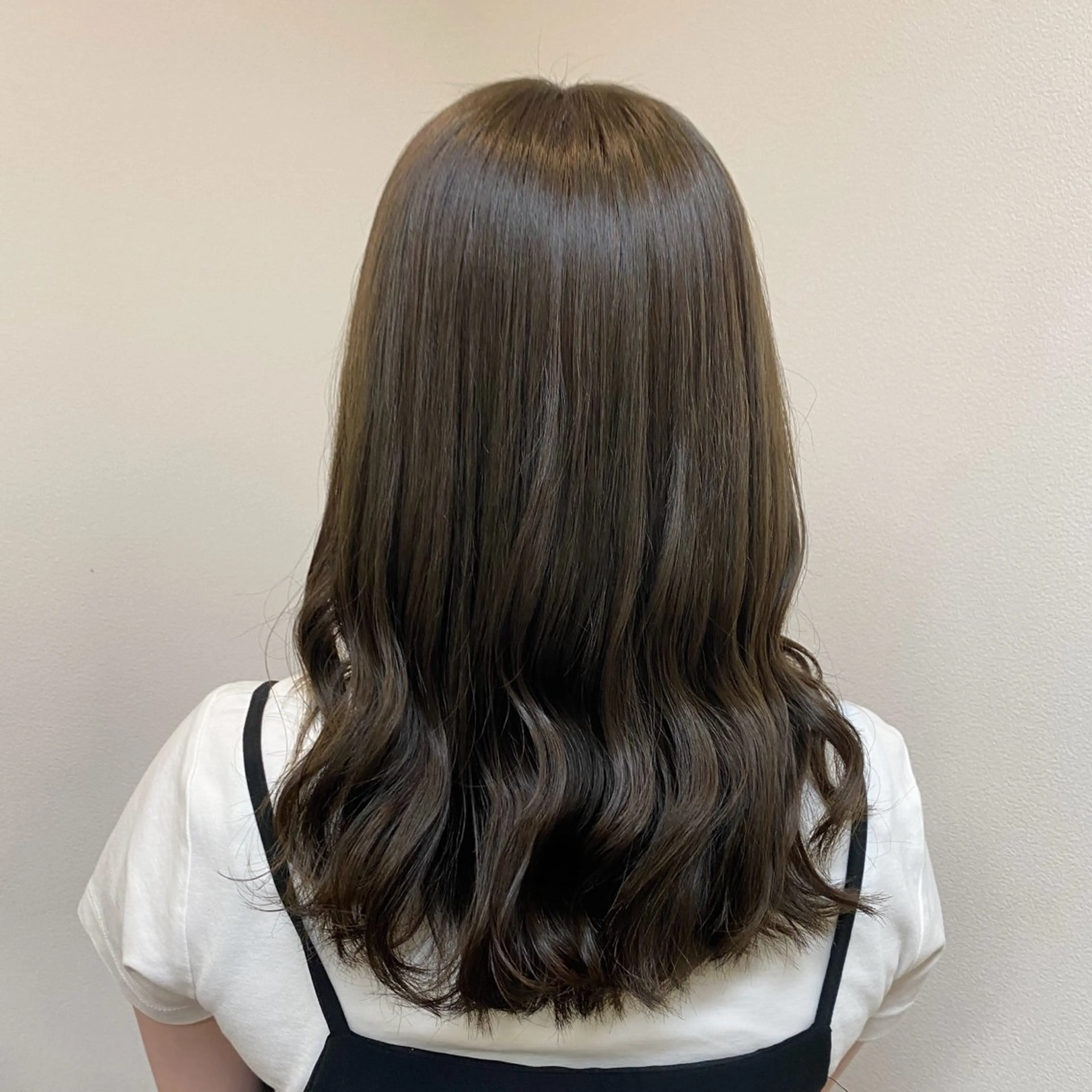 セミロング カラー ブリーチ ブリーチなしカラー オリーブカラー 宮﨑 まりあのヘアスタイル