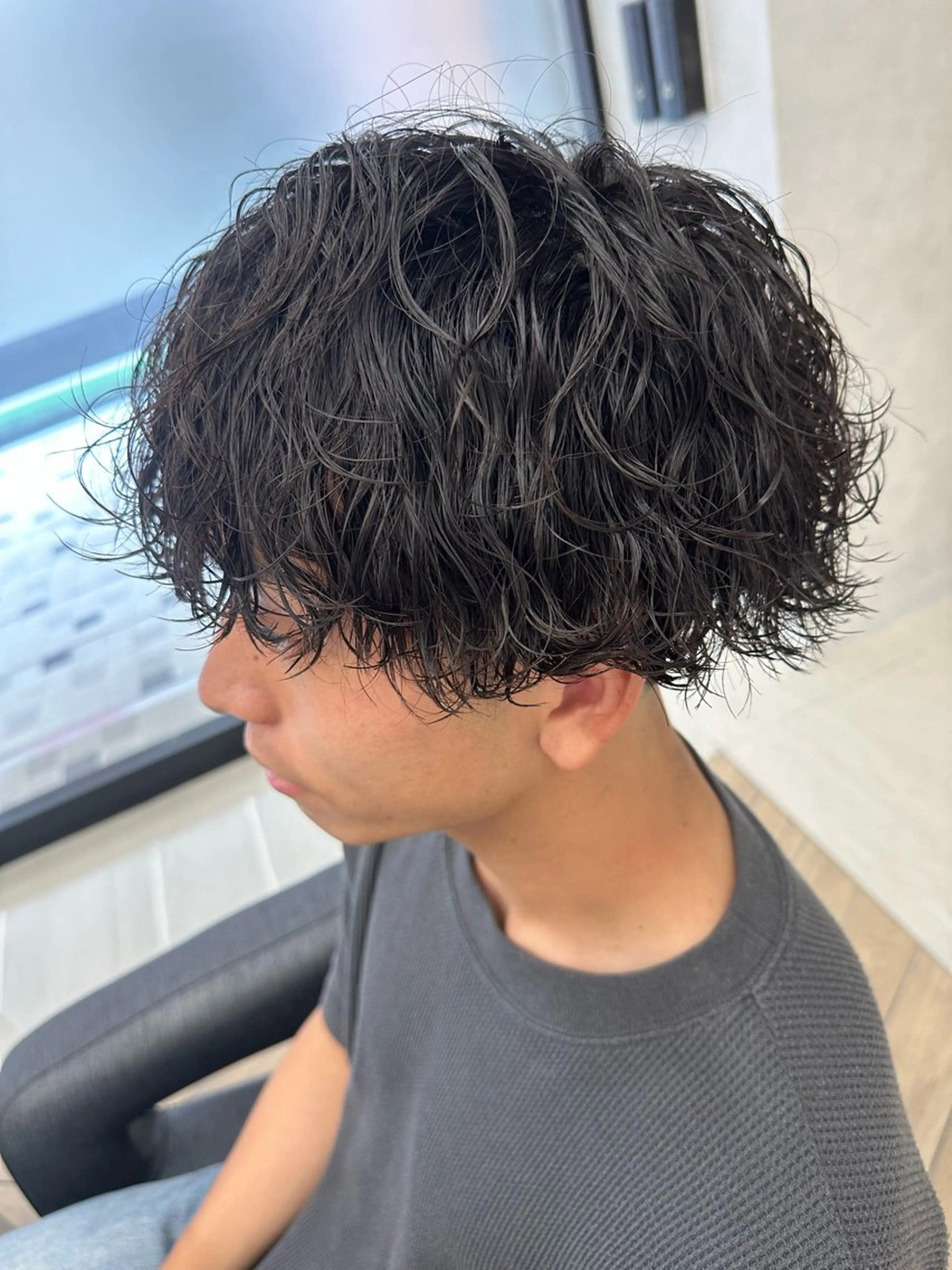 ミディアム パーマ メンズ ミディアムパーマ フェードカット メンズパーマ 波巻きパーマ 💈メンズ特化 美容師サキ💈のヘアスタイル