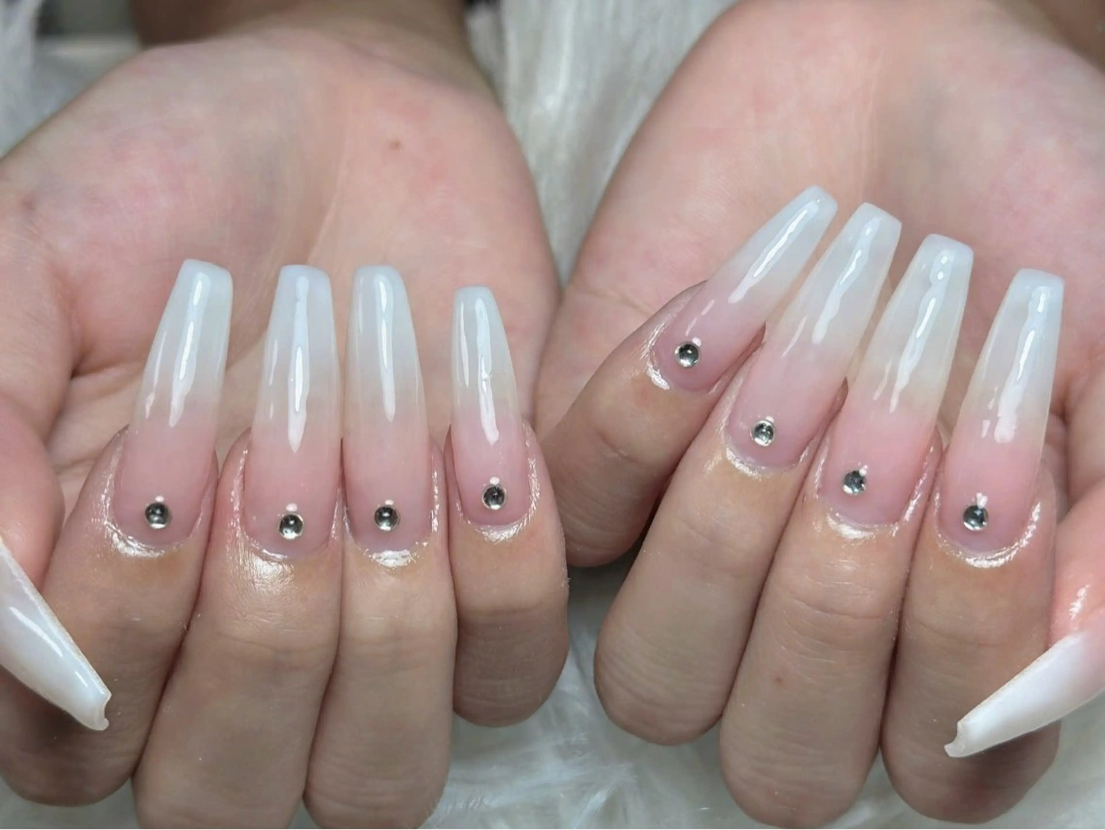 ネイル ゴールド グラデーション ホワイト HA NIのネイルデザイン