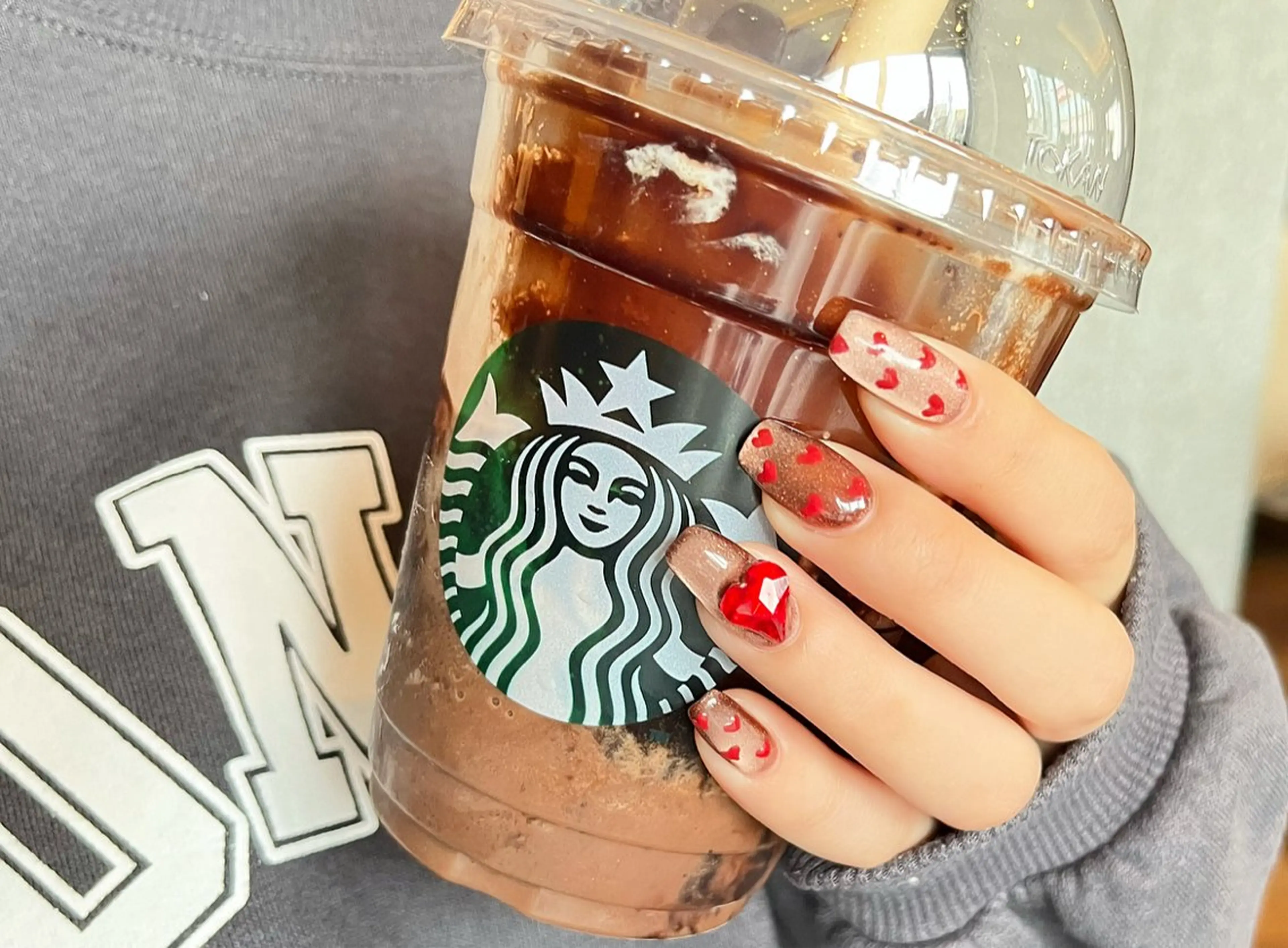 ネイル ブラウン ハート マグネットネイル 赤色 バレンタイン ハンドネイル ビューティーサロンFeliz 浜松町店所属・Feliz Saitoのマツエク・マツパデザイン